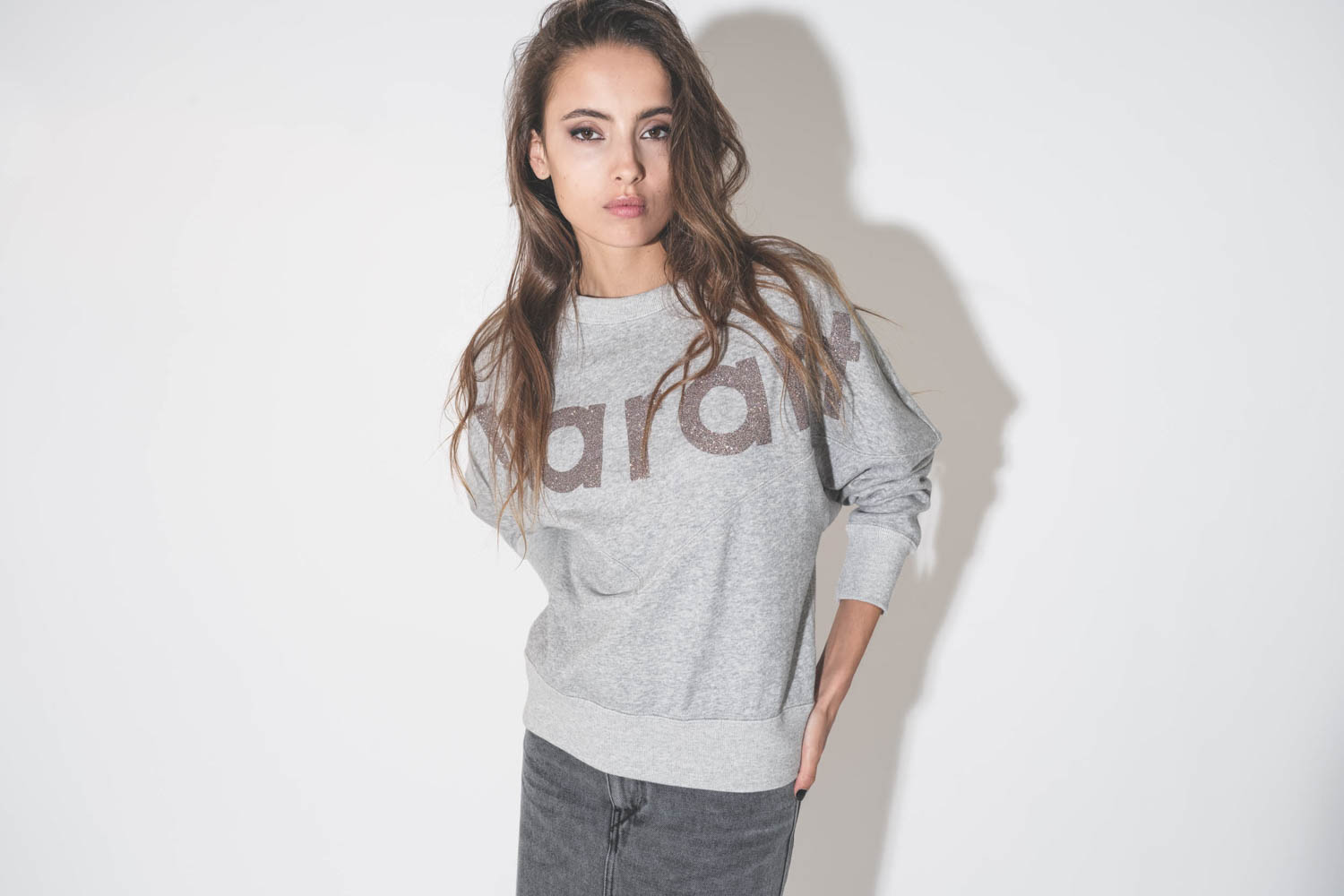 Sweatshirt manches chauve-souris logo Marant à paillettes gris chiné Houston Isabel Marant Etoile. Détail du logo Marant à paillettes.