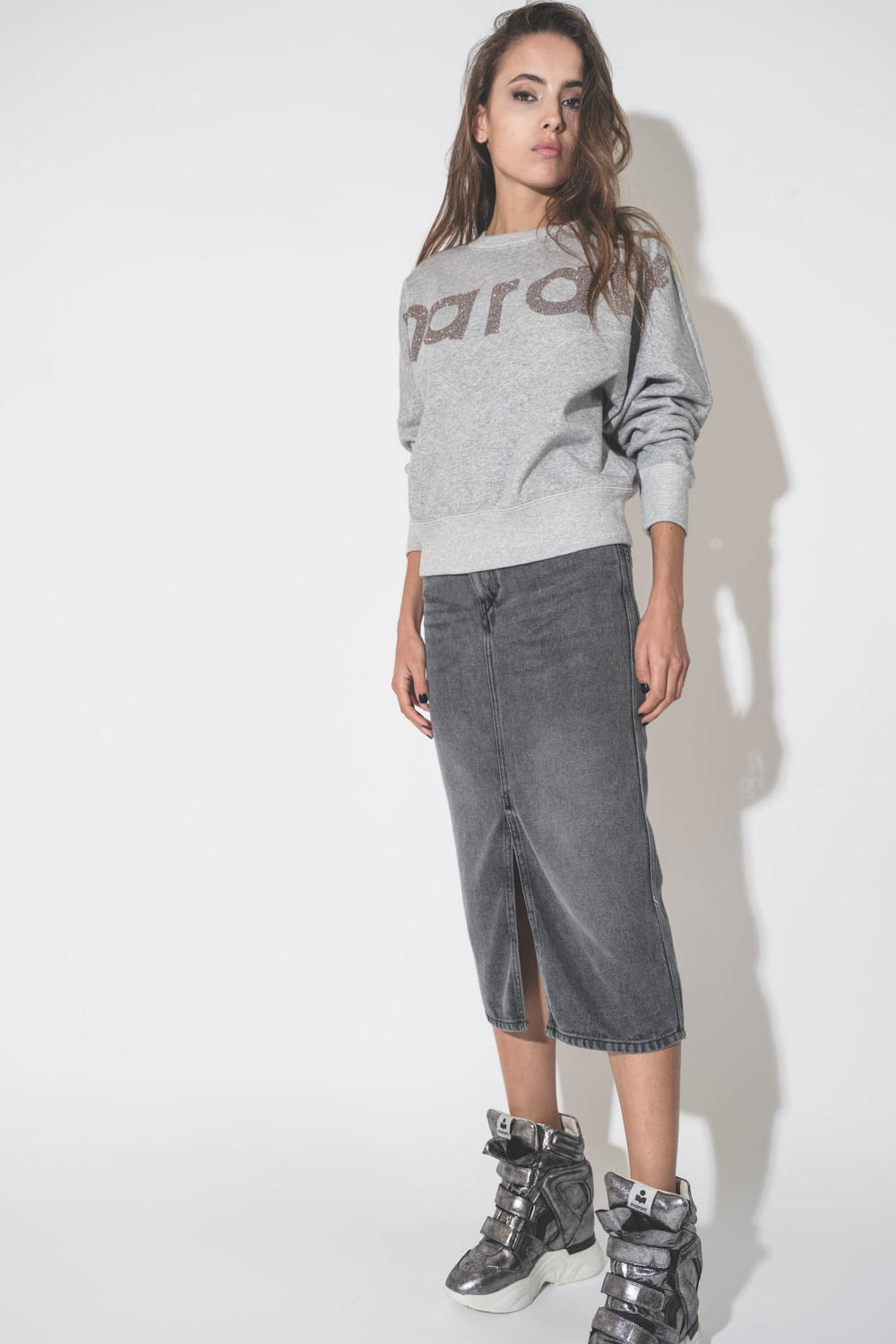 Sweatshirt manches chauve-souris logo Marant à paillettes gris chiné Houston Isabel Marant Etoile. Porté avec une jupe droite midi en jean gris. 