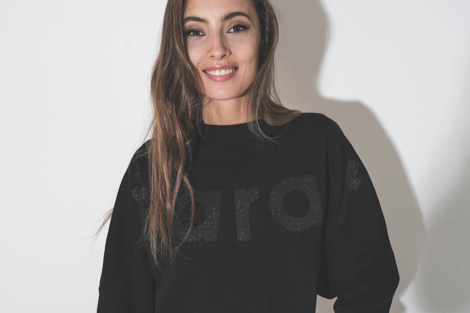 Sweatshirt manches chauve-souris noir logo MARANT à paillettes Houston Isabel Marant Etoile.  Détail du logo MARANT à paillettes. 