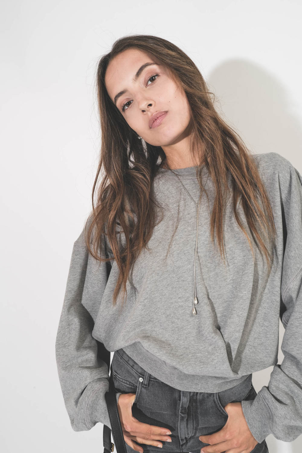 Sweatshirt col rond manches longues chauve-souris avec plis devant gris chiné clair Paulia Isabel Marant Etoile. Détail du col.