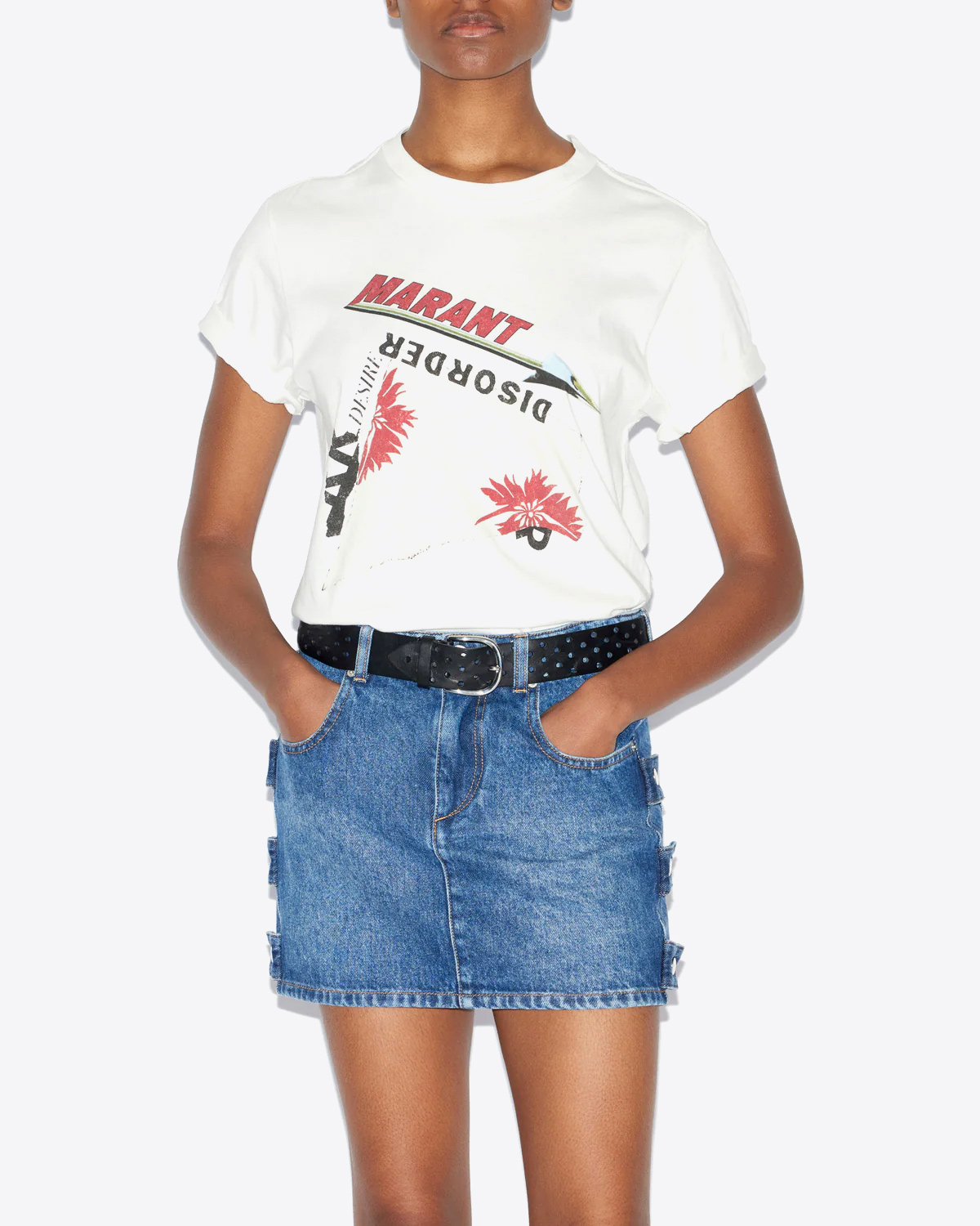 Tee-shirt manches courtes en coton blanc imprimé Marant devant Zoeline Isabel Marant Etoile. Porté avec une mini-jupe en jean bleu.