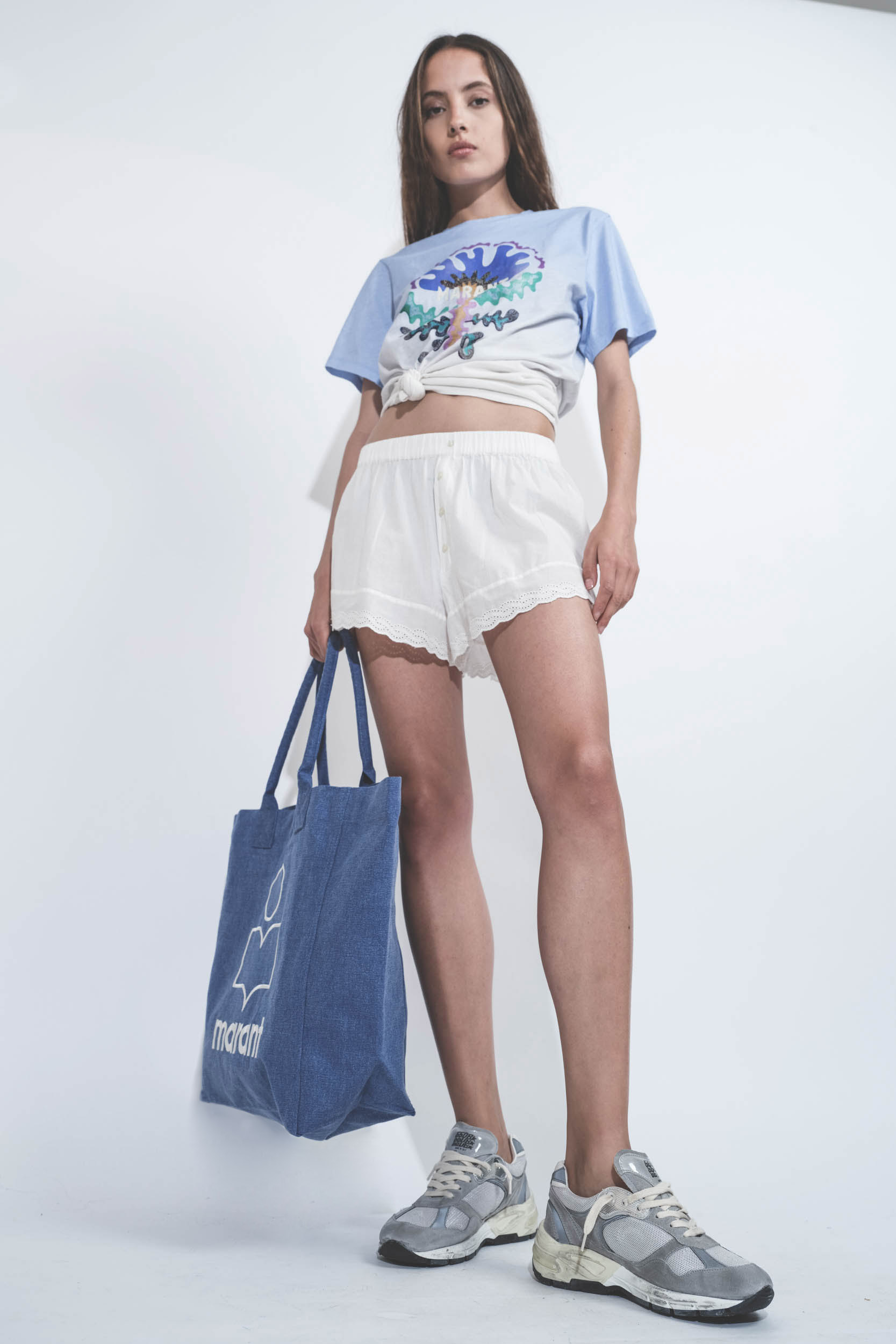 Tee-shirt droit manches courtes imprimé Marant bleu Zewel Isabel Marant Etoile. Porté avec un short lingerie.