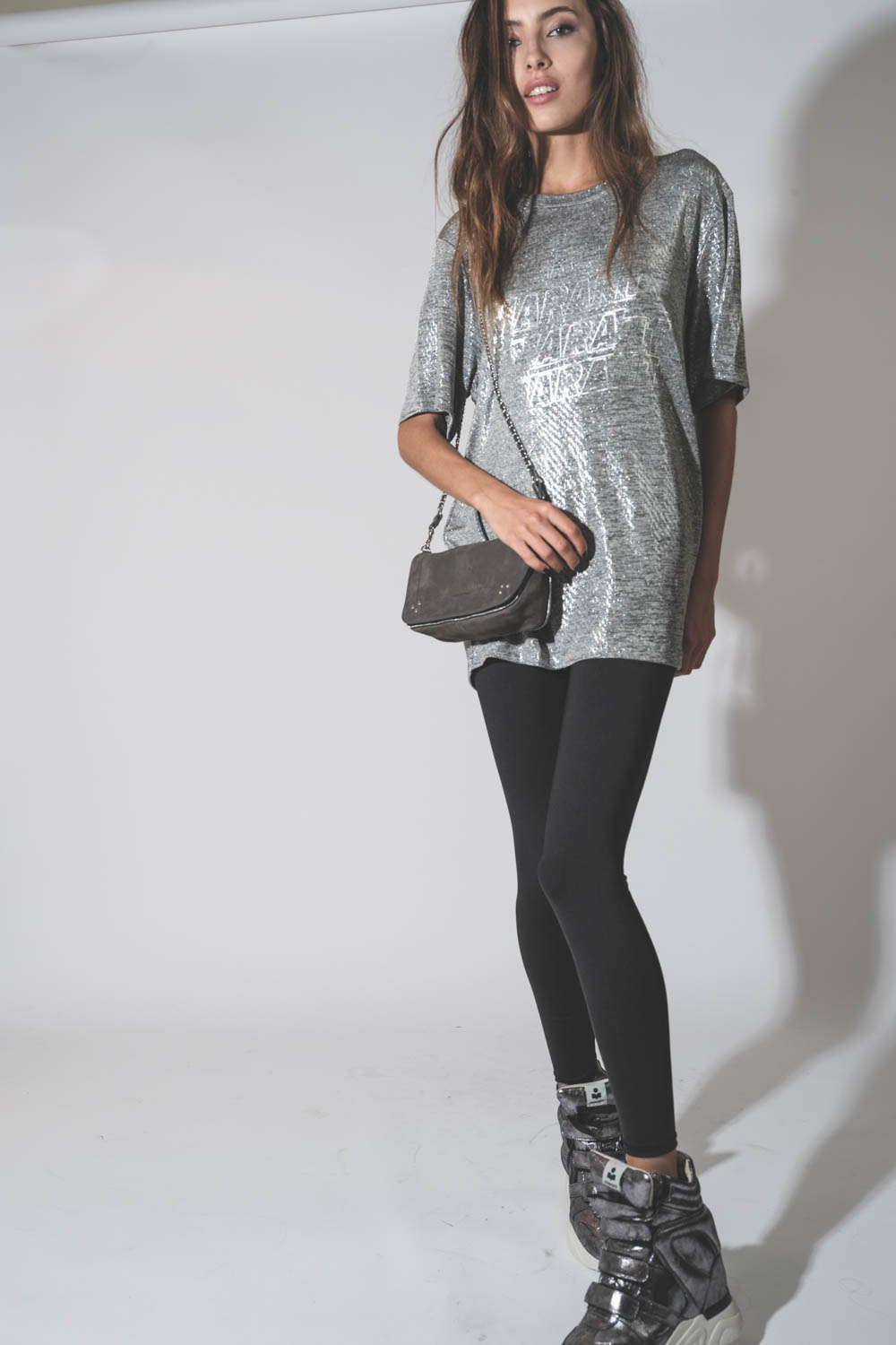 Tee-shirt droit manches courte gris chiné lamé logo Marant argent sur le devant Zoeline Isabel Marant Etoile. Porté avec un mini-sac en cuir gris.