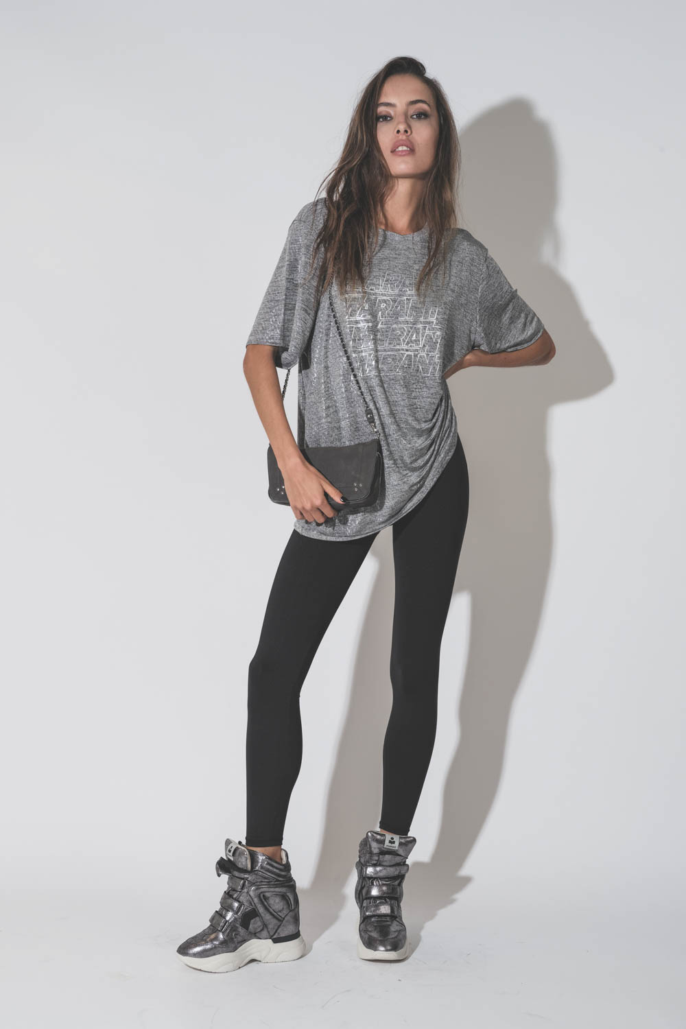 Tee-shirt droit manches courte gris chiné lamé logo Marant argent sur le devant Zoeline Isabel Marant Etoile. Porté avec un legging noir.