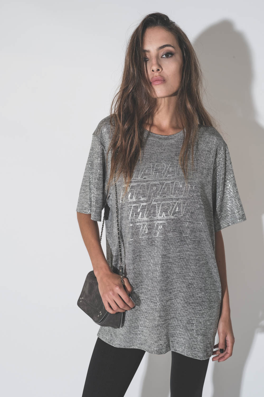 Tee-shirt droit manches courte gris chiné lamé logo Marant argent sur le devant Zoeline Isabel Marant Etoile. Détail du logo argent Marant.