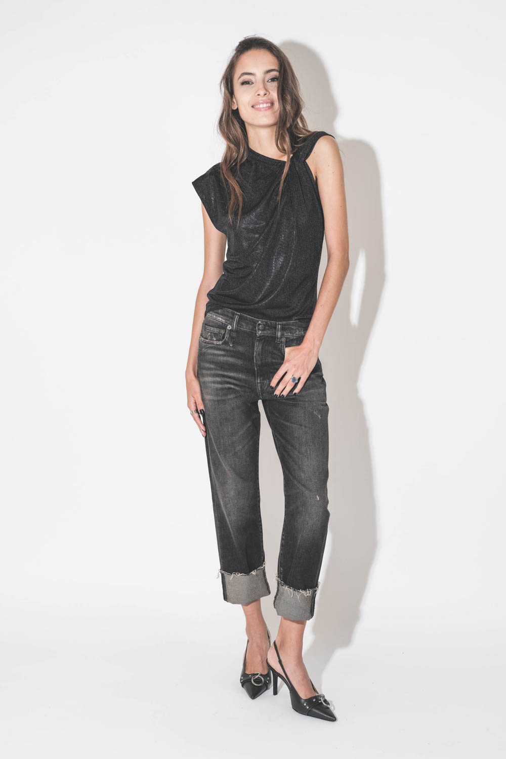 Top sans manches drapé asymétrique en jersey lamé noir Naylor Isabel Marant Etoile Porté avec un jean boyfriend noir. 