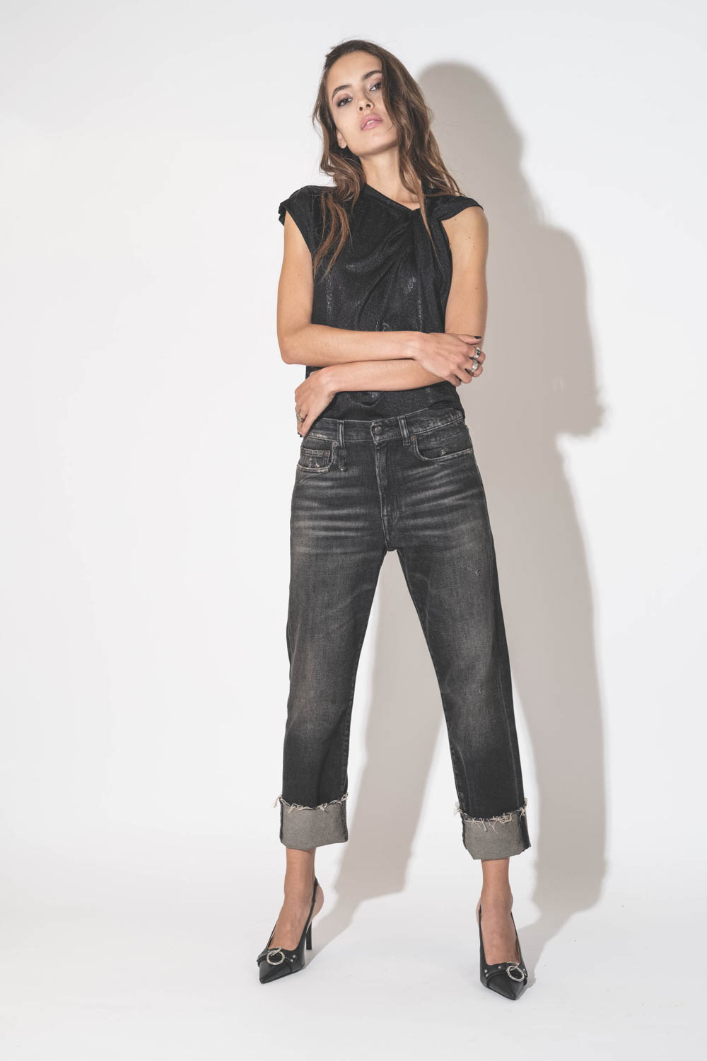 Top sans manches drapé asymétrique en jersey lamé noir Naylor Isabel Marant Etoile porté avec un jean boyfriend et des escarpins en cuir noir.