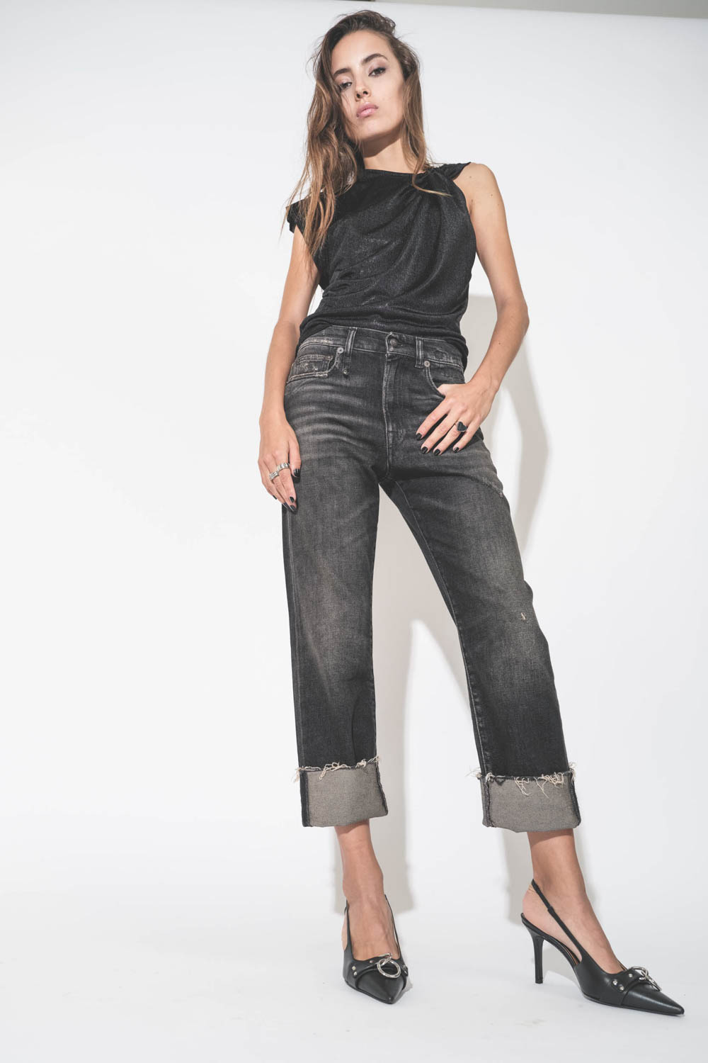 Top sans manches drapé asymétrique en jersey lamé noir Naylor Isabel Marant Etoile. Porté avec un jean boyfriend noir à revers.