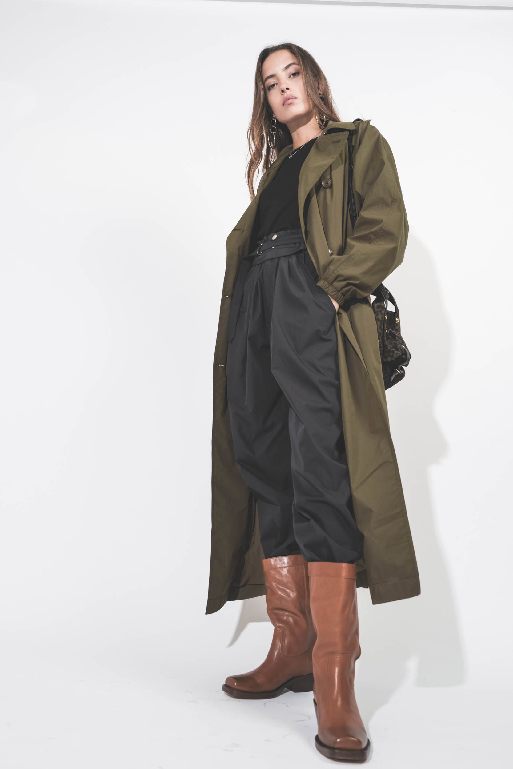 Trench long évasé en toile kaki Calcida Isabel Marant Etoile. Porté avec un pantalon taille haute noir.