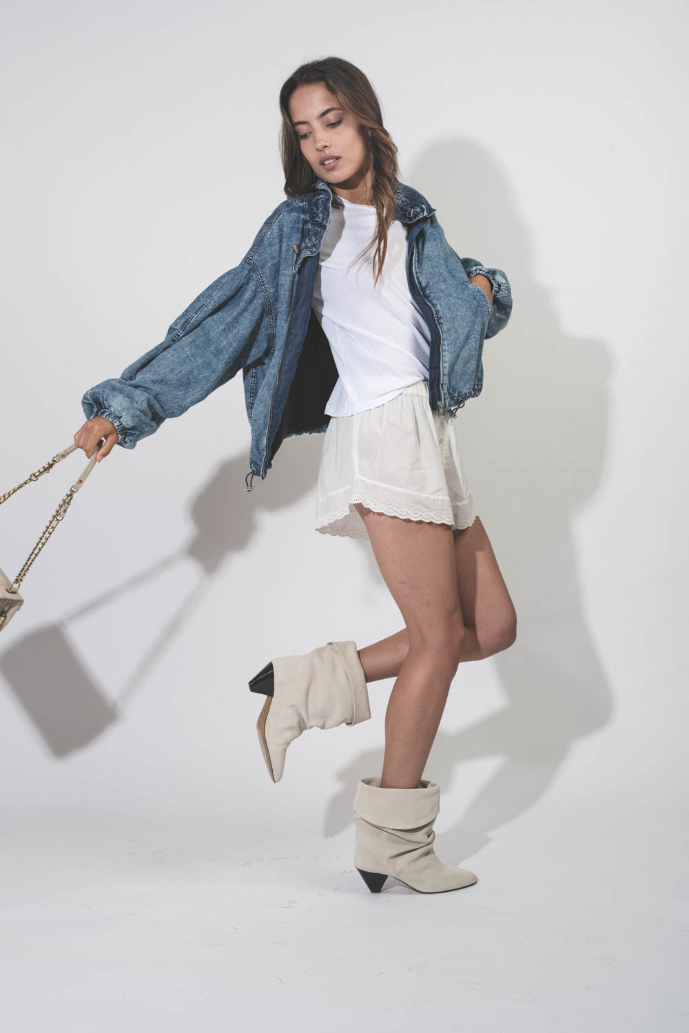 Veste forme blouson fluide en Lyocell bleu délavé Plume Isabel Marant Etoile. Porté avec un short en voile de coton blanc.