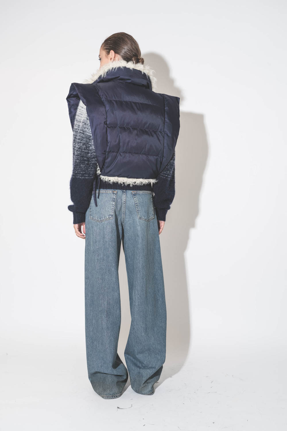 Veste sans manches en nylon doublé de fausse fourrure écru bleu nuit Hoodali Isabel Marant Etoile. Porté de dos.