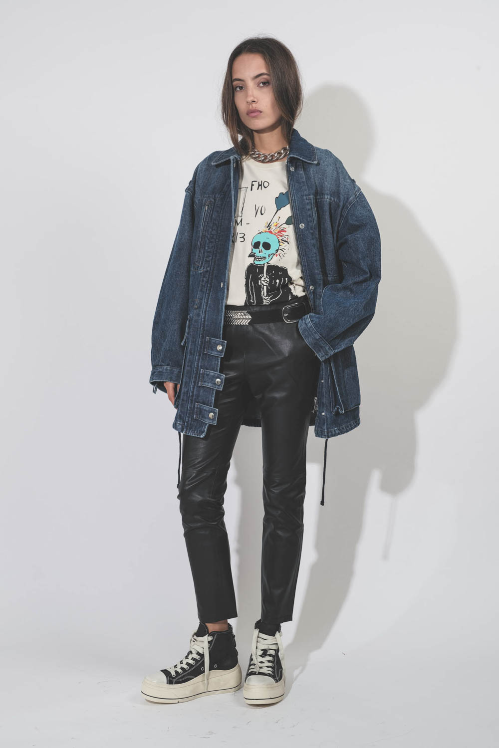 Veste longue en jean bleu Joanna Isabel Marant Etoile. Porté ouverte de face.