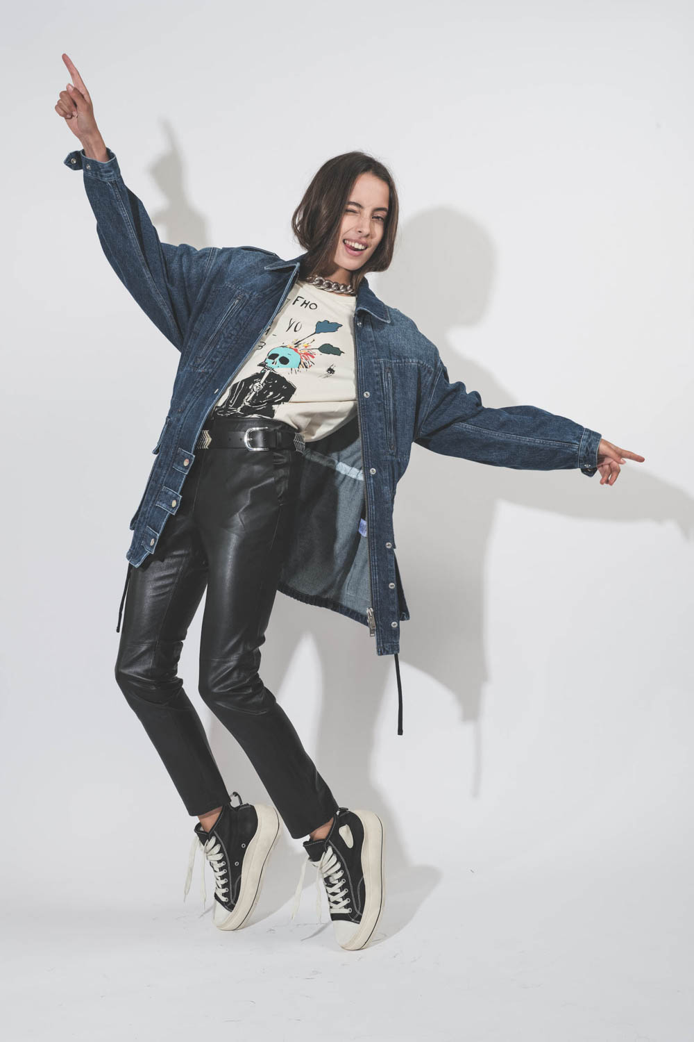 Veste longue en jean bleu Joanna Isabel Marant Etoile. Porté avec un legging en cuir vegan.