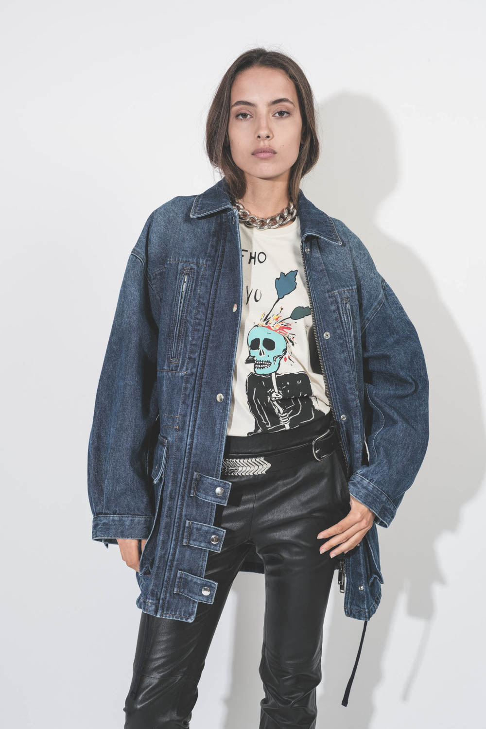 Veste longue en jean bleu Joanna Isabel Marant Etoile. Porté avec un tee-shirt rock.