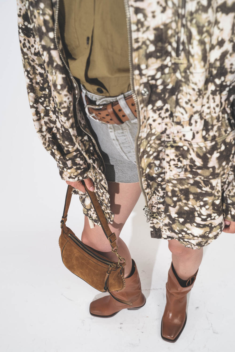 Veste longue en toile imprimée kaki Joanna Isabel Marant Etoile. Porté avec un sac en cuir suédé cognac.