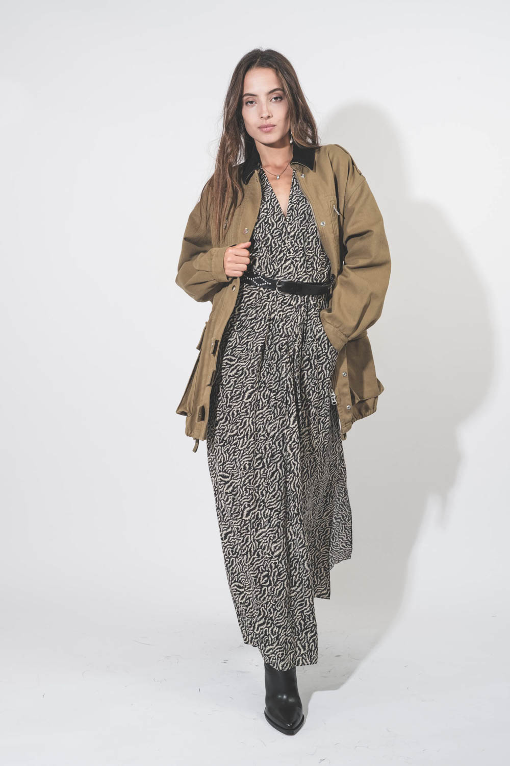 Veste longue en toile kaki Joanna Isabel Marant Etoile. Porté avec une robe longue en viscose imprimée.