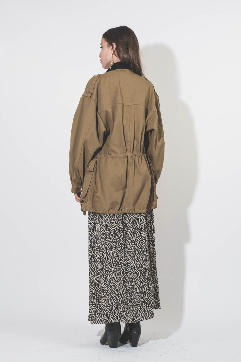 Veste longue en toile kaki Joanna Isabel Marant Etoile. Porté de dos.