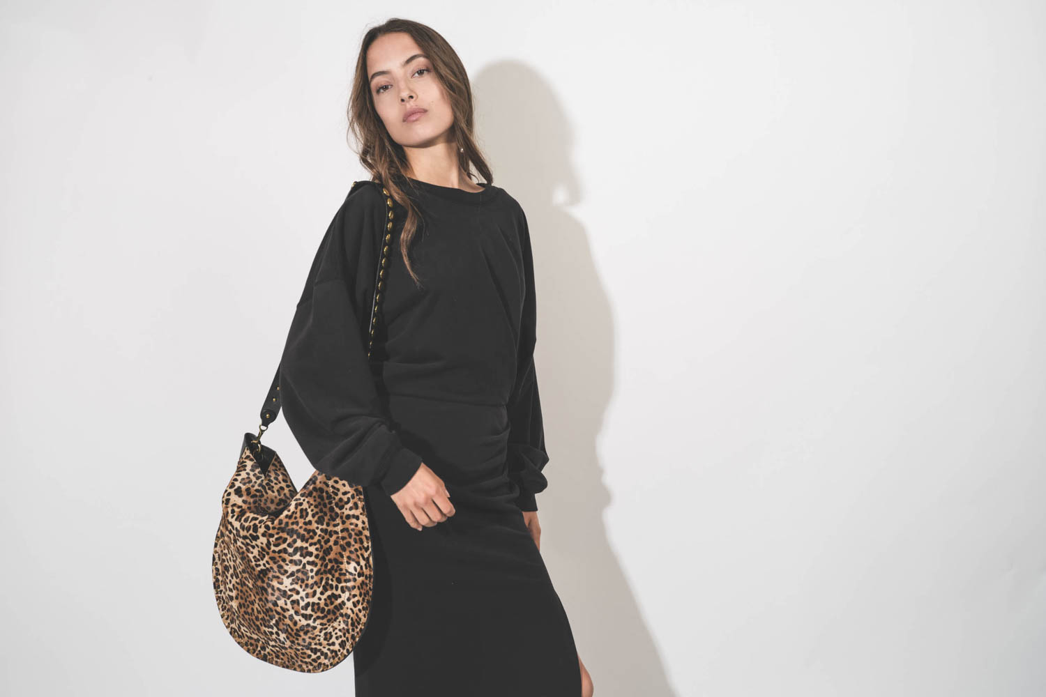 Sac bandoulière courte en cuir Pony léopard Oskan Hobo Isabel Marant. Porté avec une bandoulière longue cloutée.