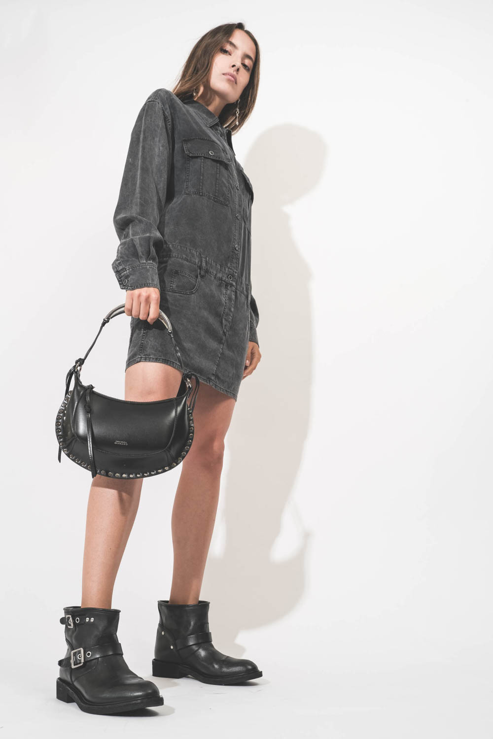 Mini sac en cuir lisse noir clouté finition métal argenté poignée bijou Oskan Moon Isabel Marant. Porté main.