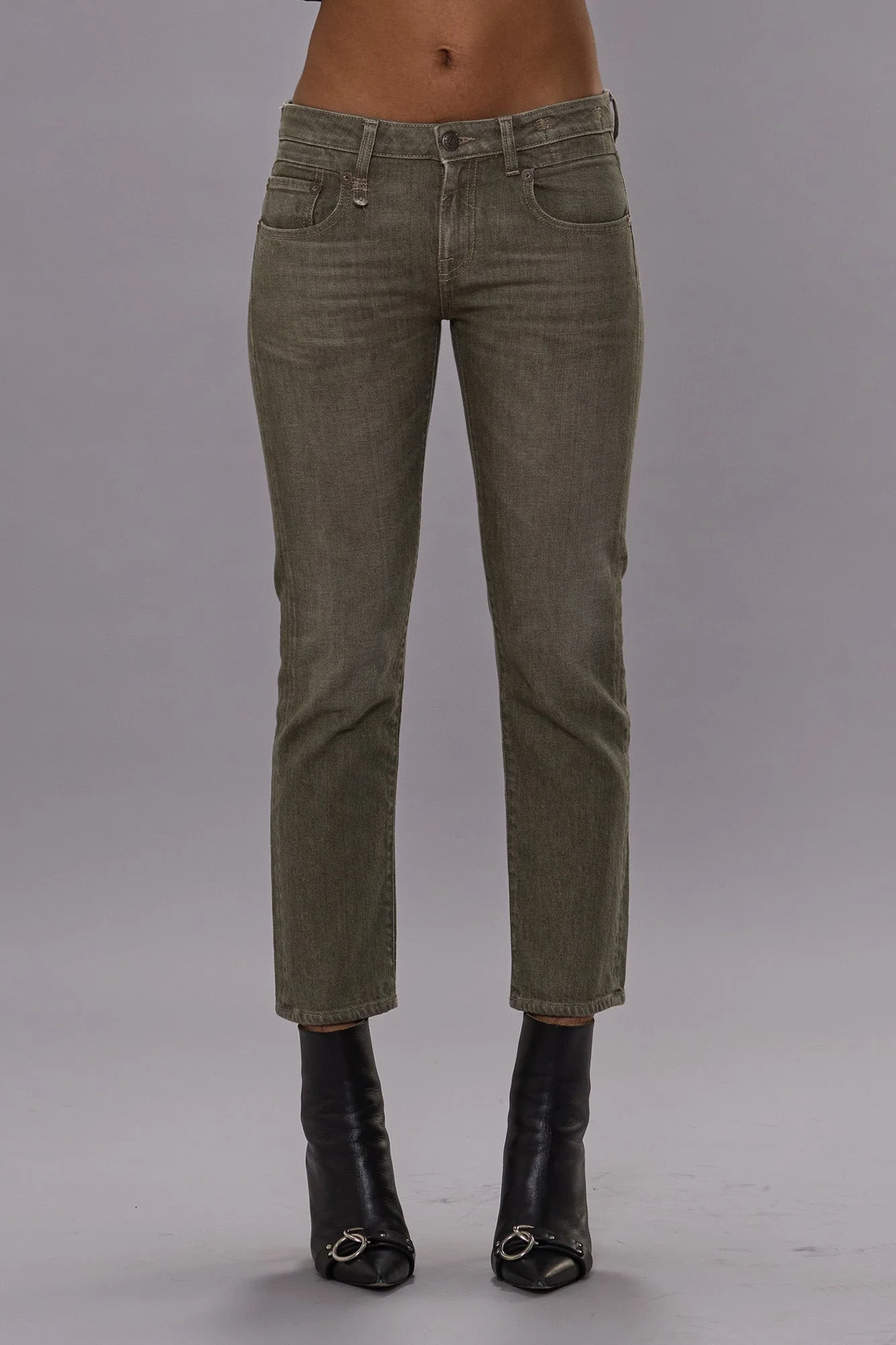 Jean taille basse Boy Straight Army Green Stretch kaki R13 denim. Porté de face.