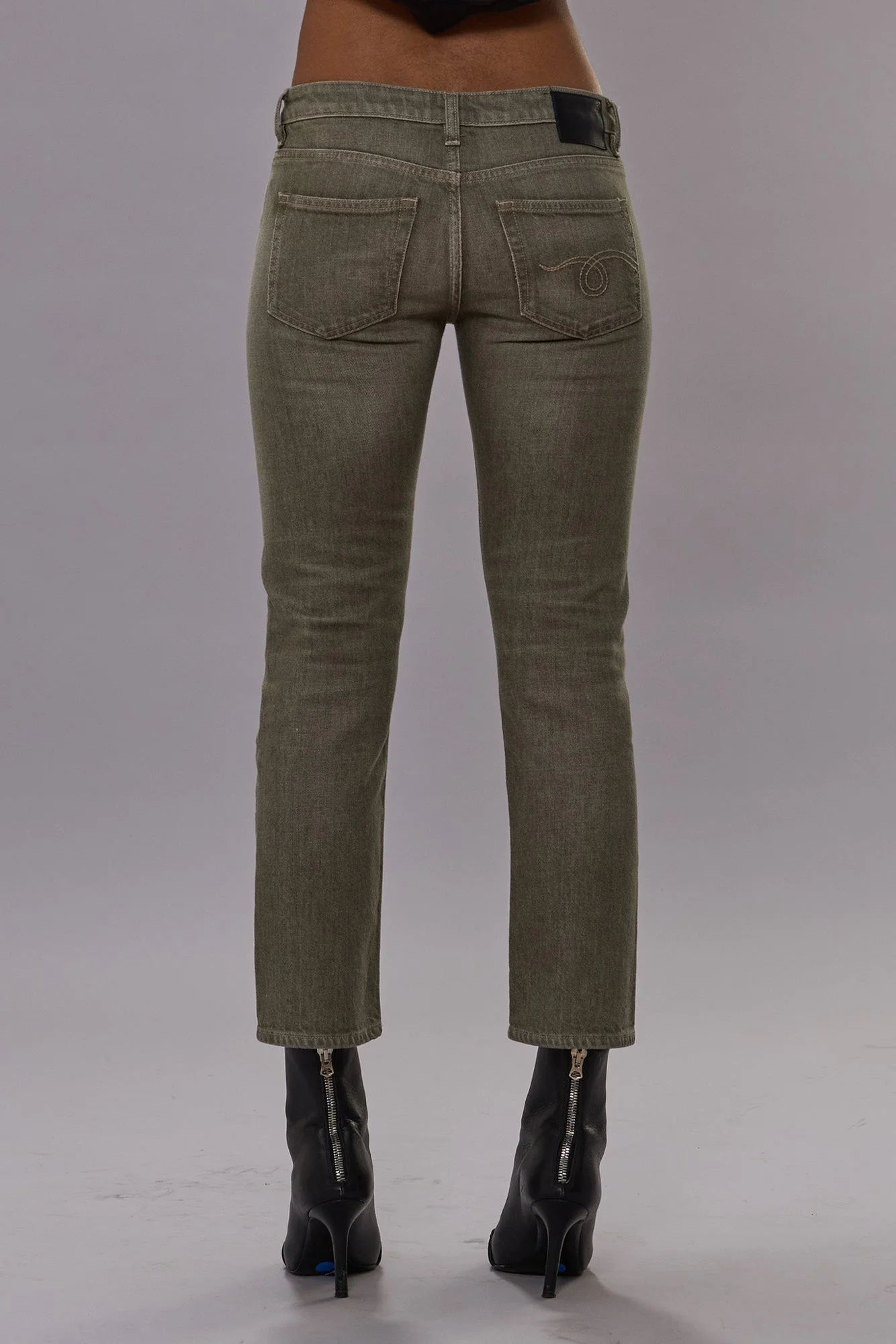 Jean taille basse Boy Straight Army Green Stretch kaki R13 denim. Porté de dos. 