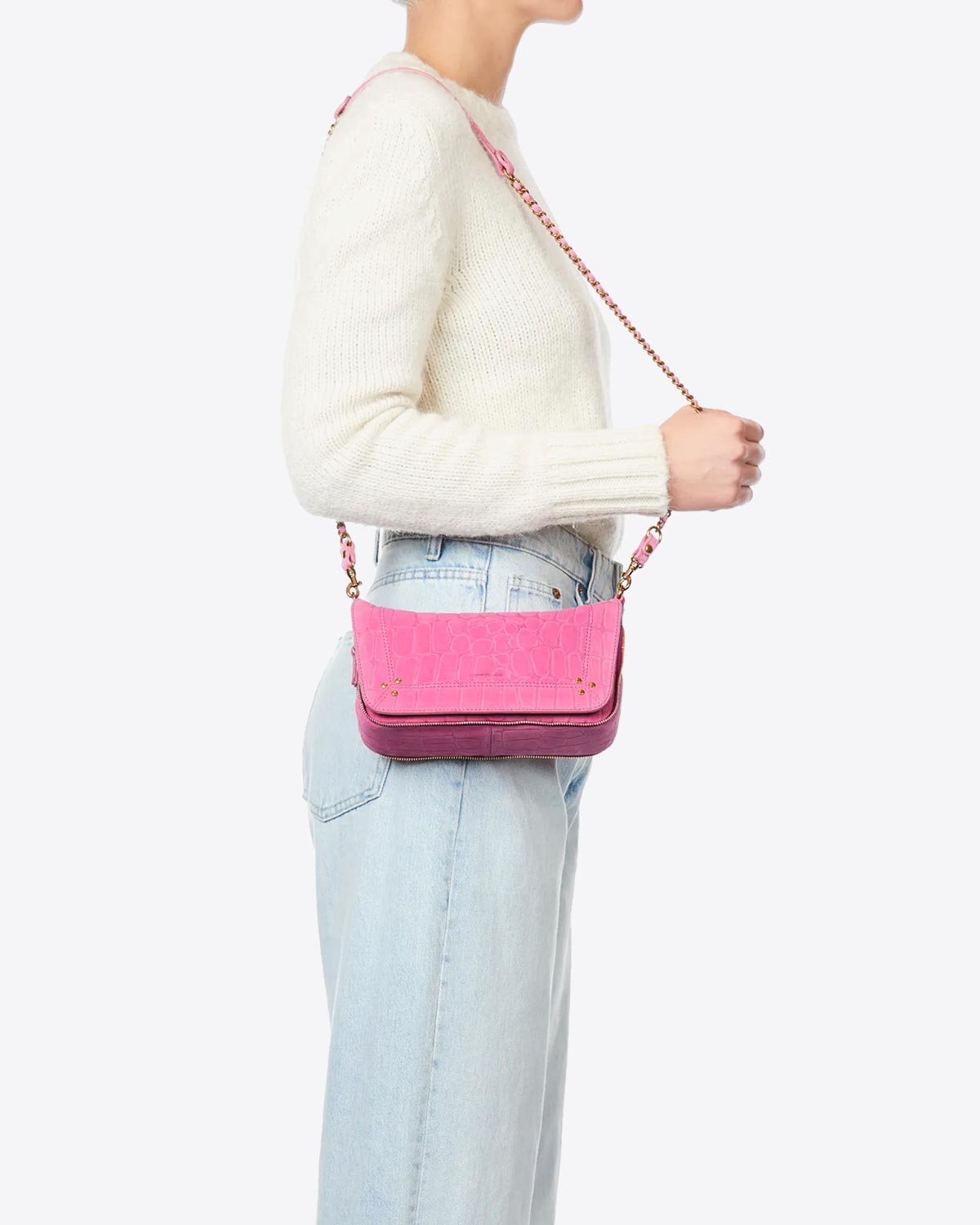 Petit sac Jérôme Dreyfuss Bobi S en cuir imprimé croco rose. Porté à l'épaule avec la bandoulière. 