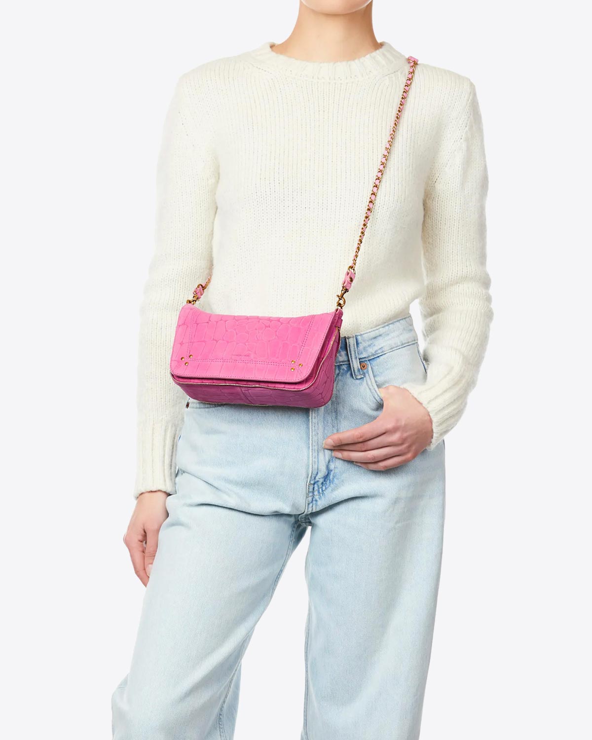 Petit sac Jérôme Dreyfuss Bobi S en cuir imprimé croco rose. Porté crossbody. 