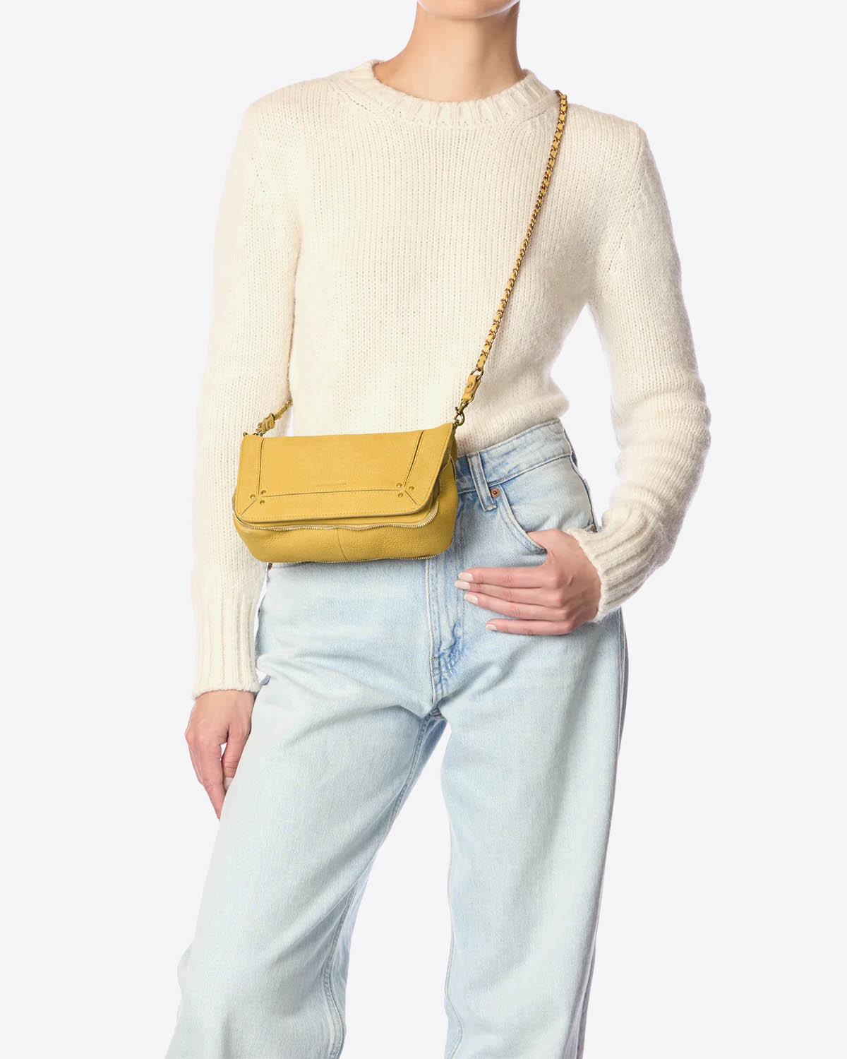 Petit sac Bobi S Jérôme Dreyfuss en cuir suédé nubuck jaune. Vue porté bandoulière. 