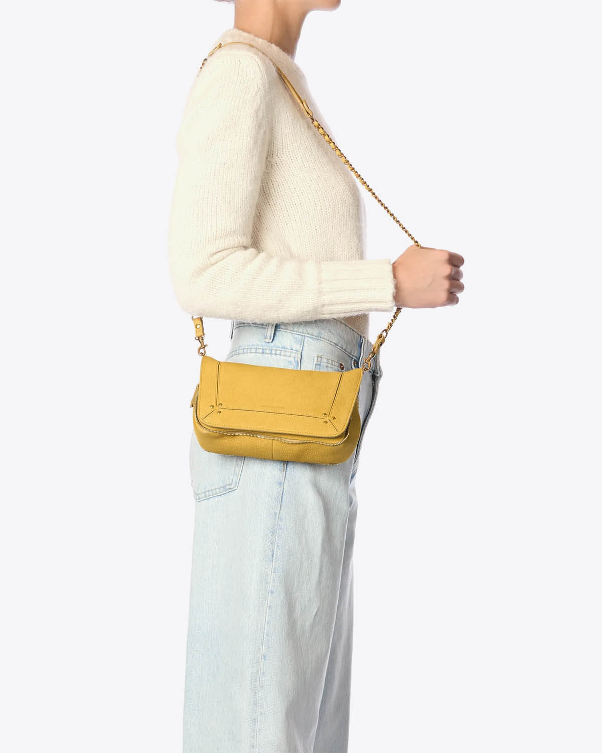 Petit sac Bobi S Jérôme Dreyfuss en cuir suédé nubuck jaune. Vue porté épaule. 