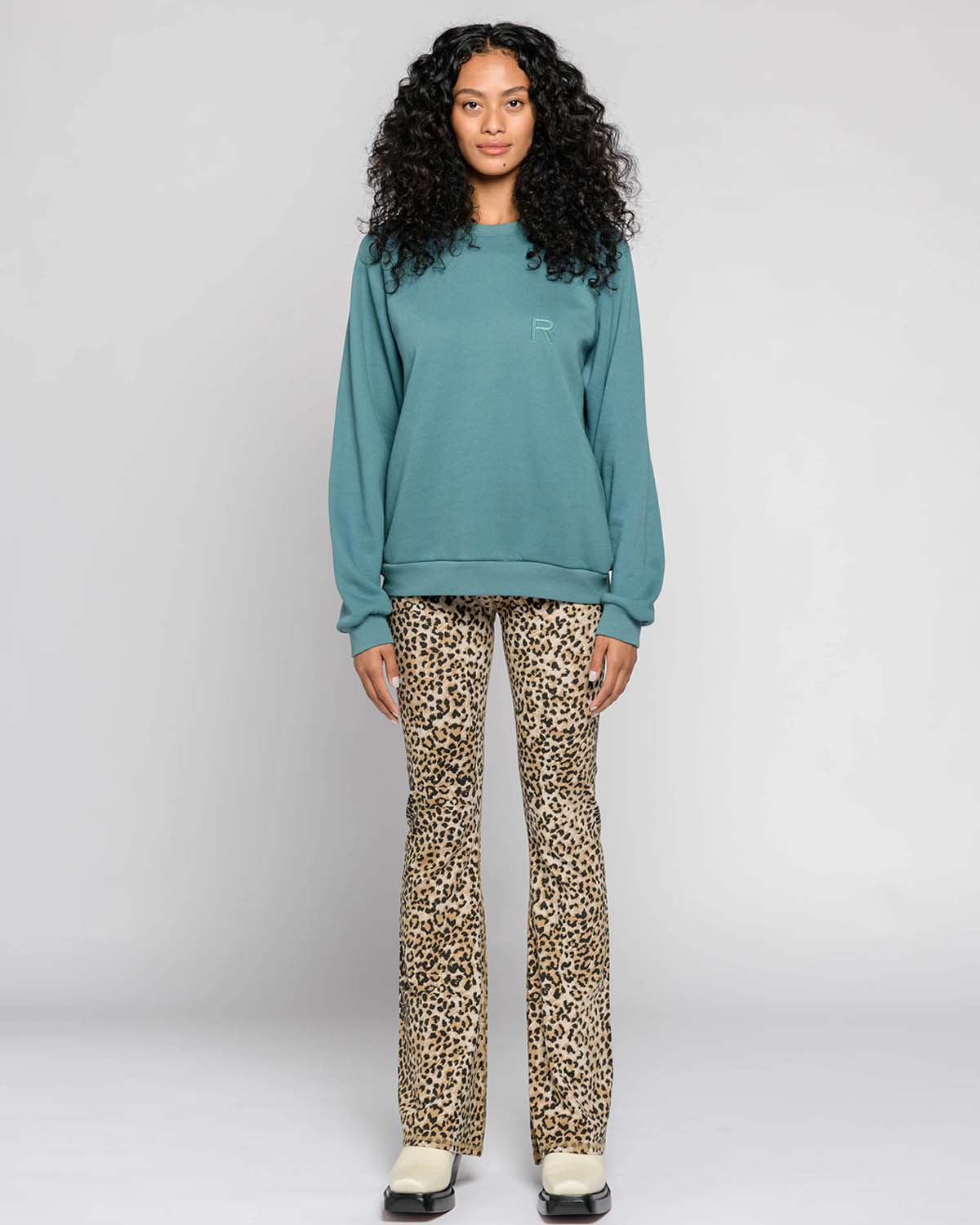 https://www.lagrandeboutique.net/media/catalog/product/l/o/long-flare-leggings-leopard-ragdollla.jpg