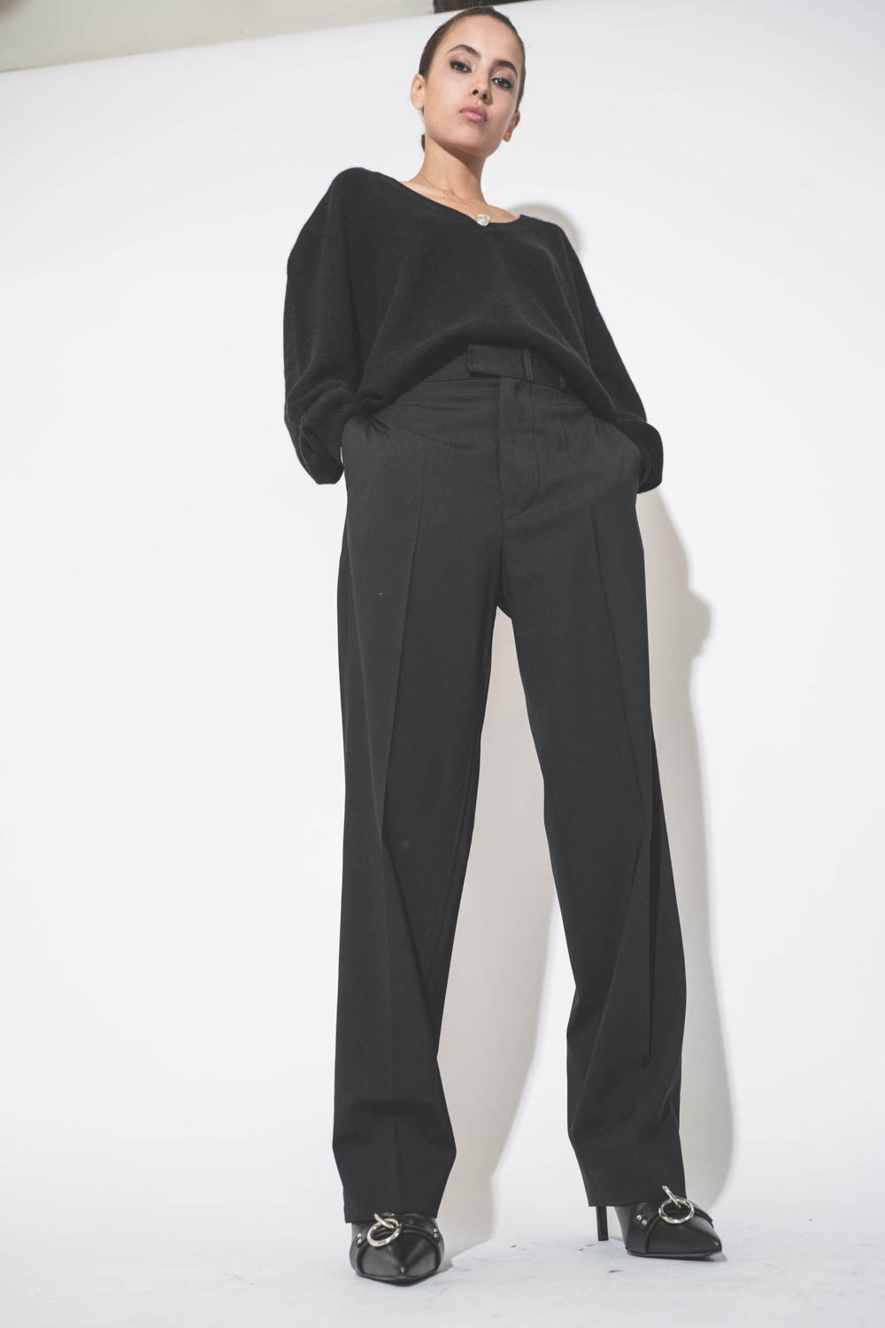 Pull col V en cachemire noir Maison Flaneur. Porté avec un pantalon masculin en laine froide noir.