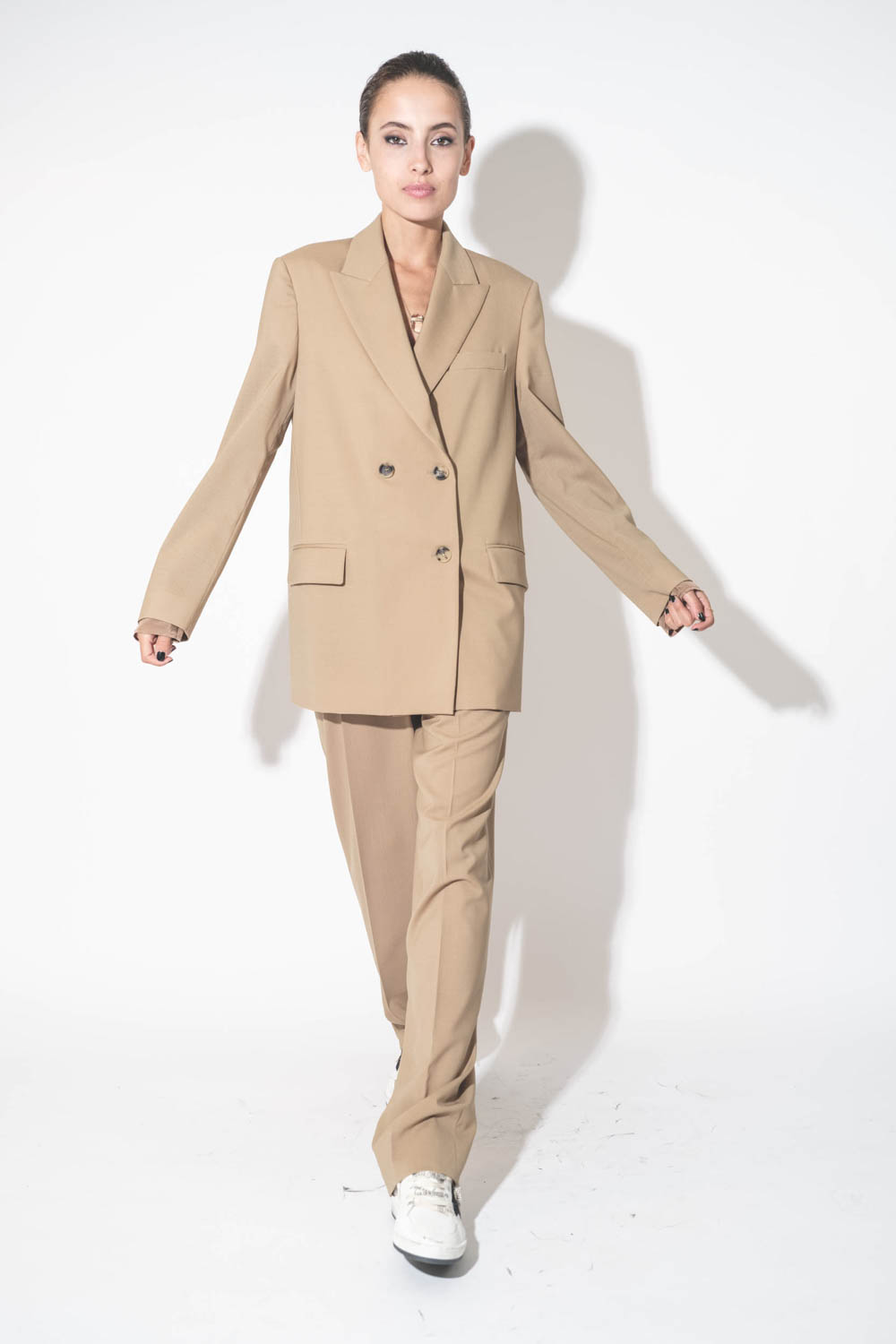 Veste de blazer double boutonnage en laine froide beige Maison Flaneur. Porté avec un pantalon assorti.