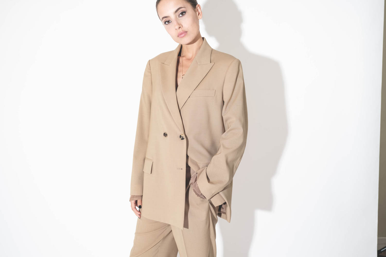 Veste de blazer double boutonnage en laine froide beige Maison Flaneur. Détail du col.