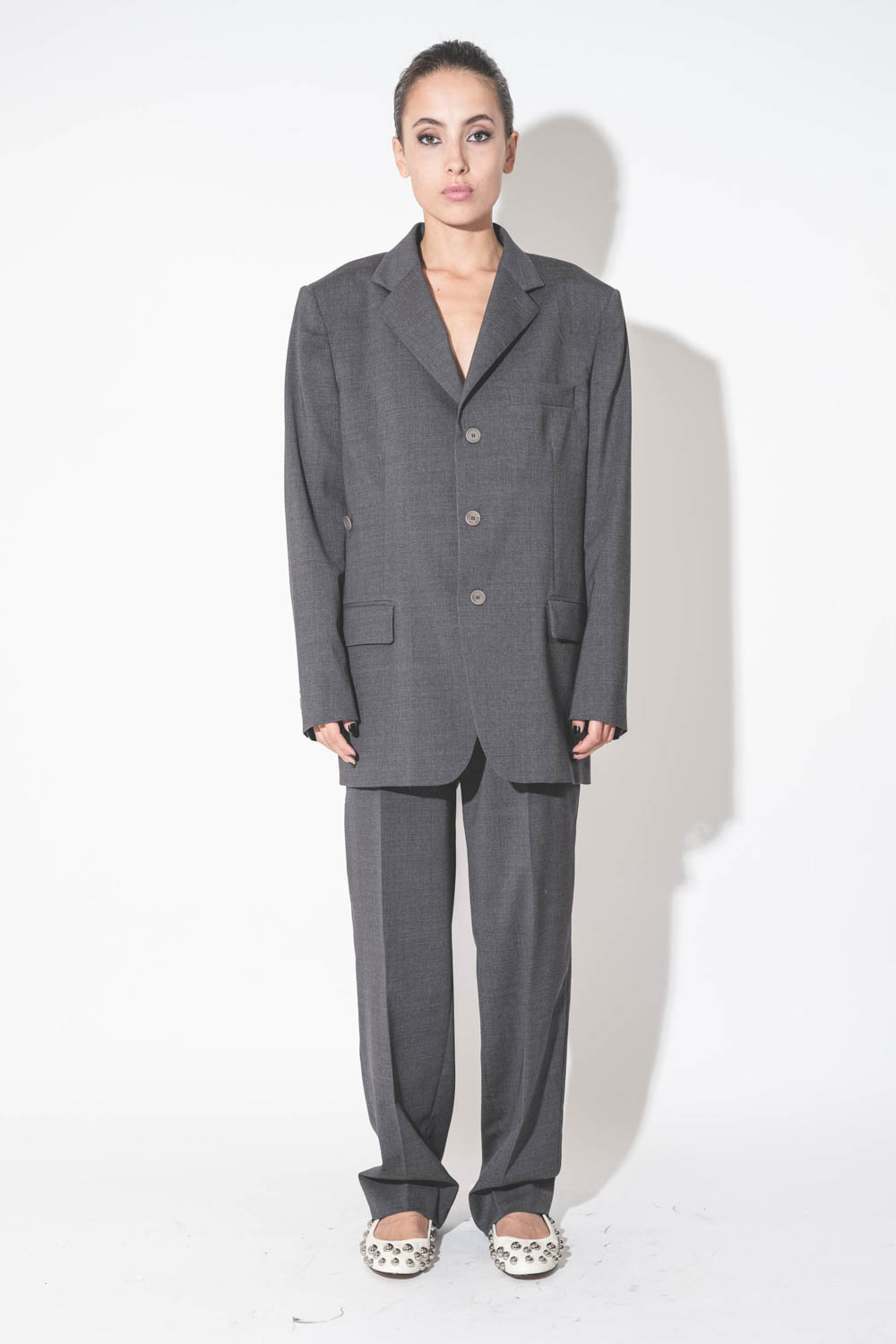 Blazer classique oversize en laine froide grise Maison Flaneur. Porté de face.