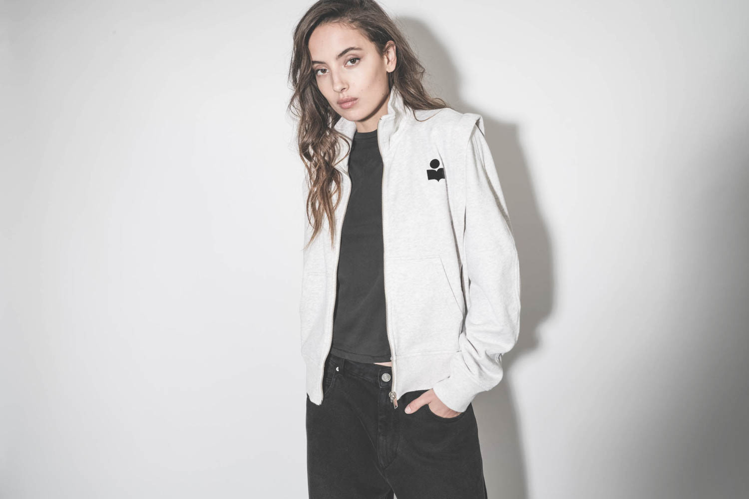 Veste avec zip col montant épaule déportée en sweat-shirt écru mini logo poitrine Madilia Marant Etoile. Détail du mini-logo noir  floqué poitrine.