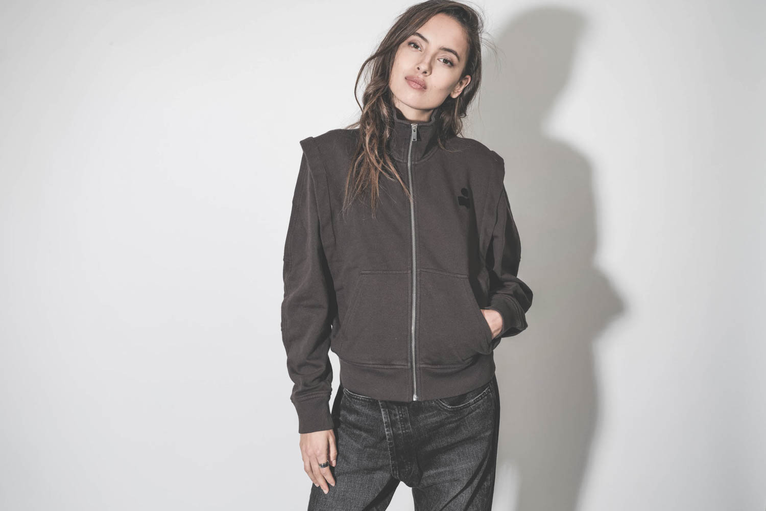 Veste sweat-shirt avec zip noir délavé mini logo poitrine Madilia Marant Etoile.  Détail des emmenchures. 