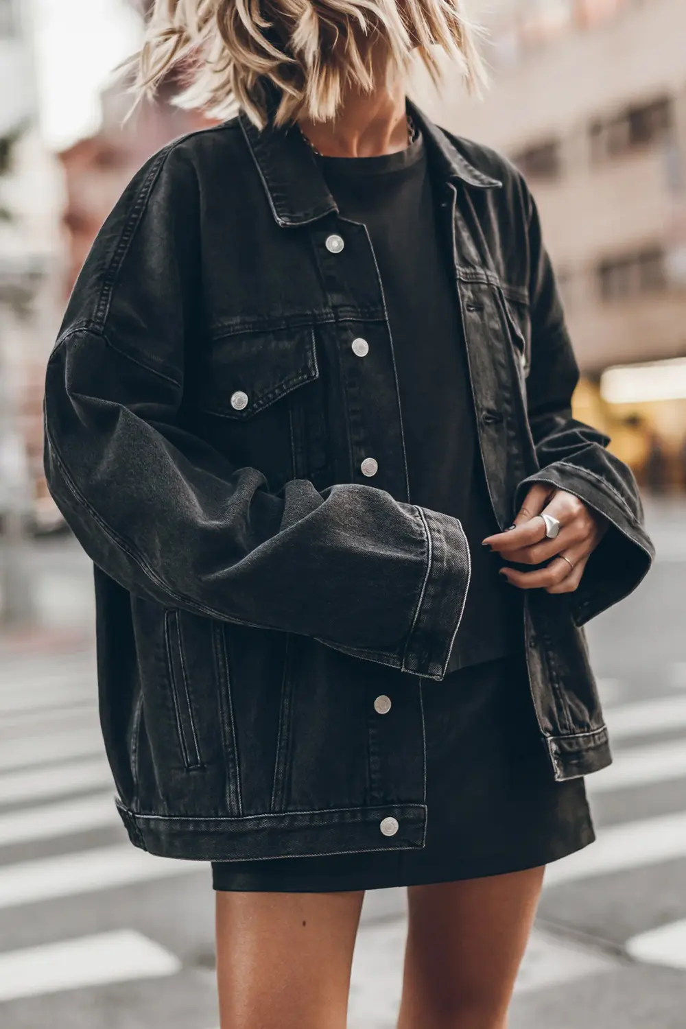 Veste en jean Oversized Mikuta noire. Vue portée. 