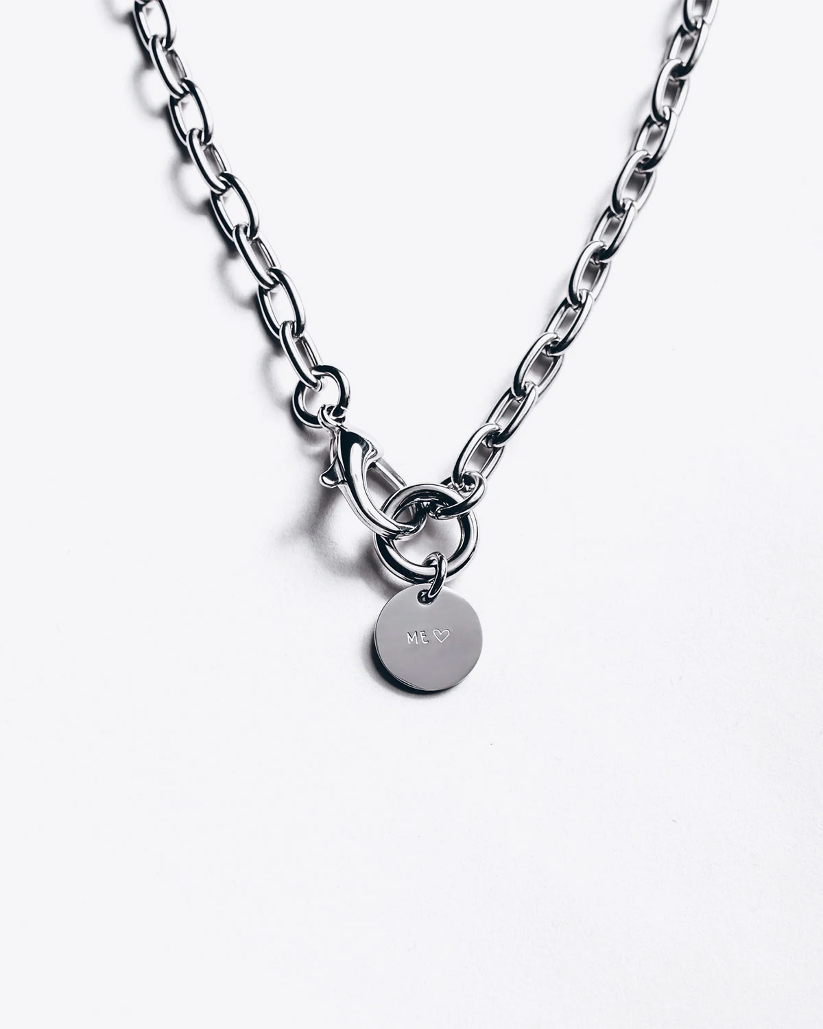 Collier ras du cou chaine avec médaille gravée Me en argent Mikuta. Face. Détail de la médaille et du fermoir.