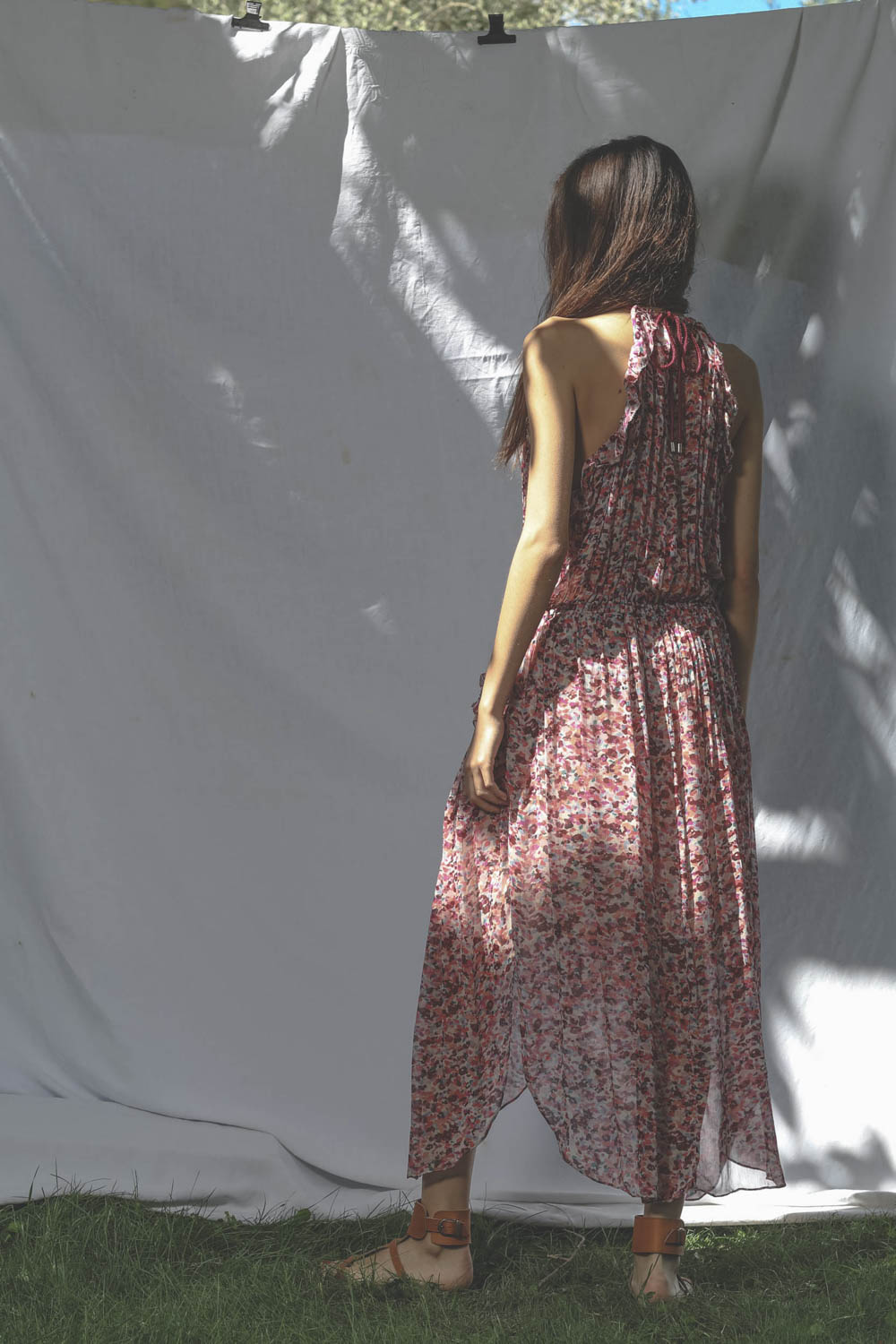 Robe longue sans manches en viscose imprimé rose Fadelo Marant Etoile. Porté dos.