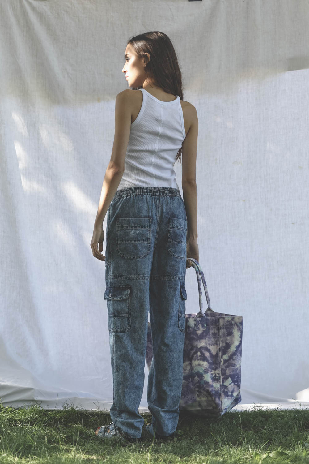 Pantalon forme jogging en denim souple bleu Viamao Marant Etoile. Porté dos.