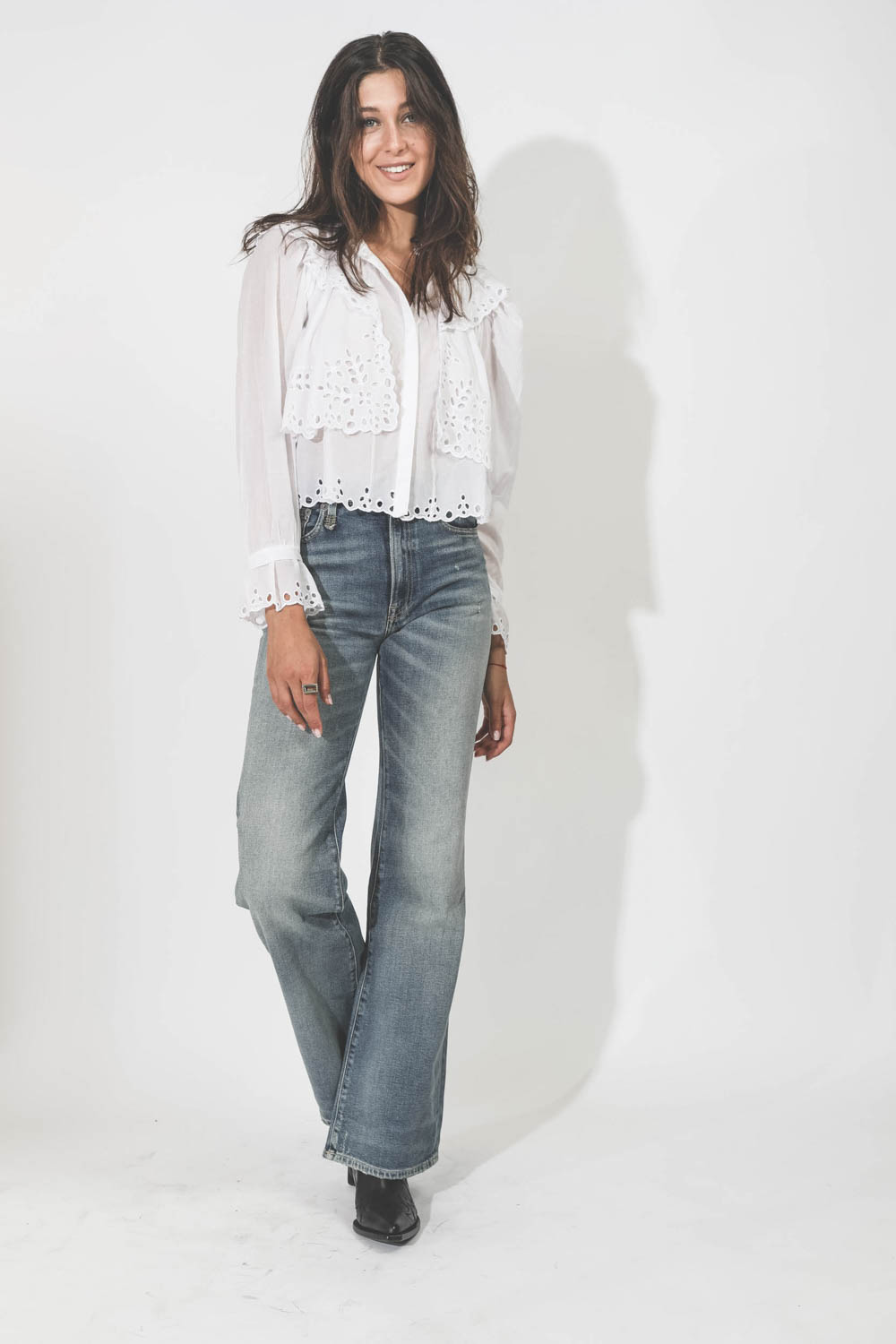 Blouse manches longues en voile de coton brodée blanche Kelmon Marant Etoile. Porté avec un jean évasé.