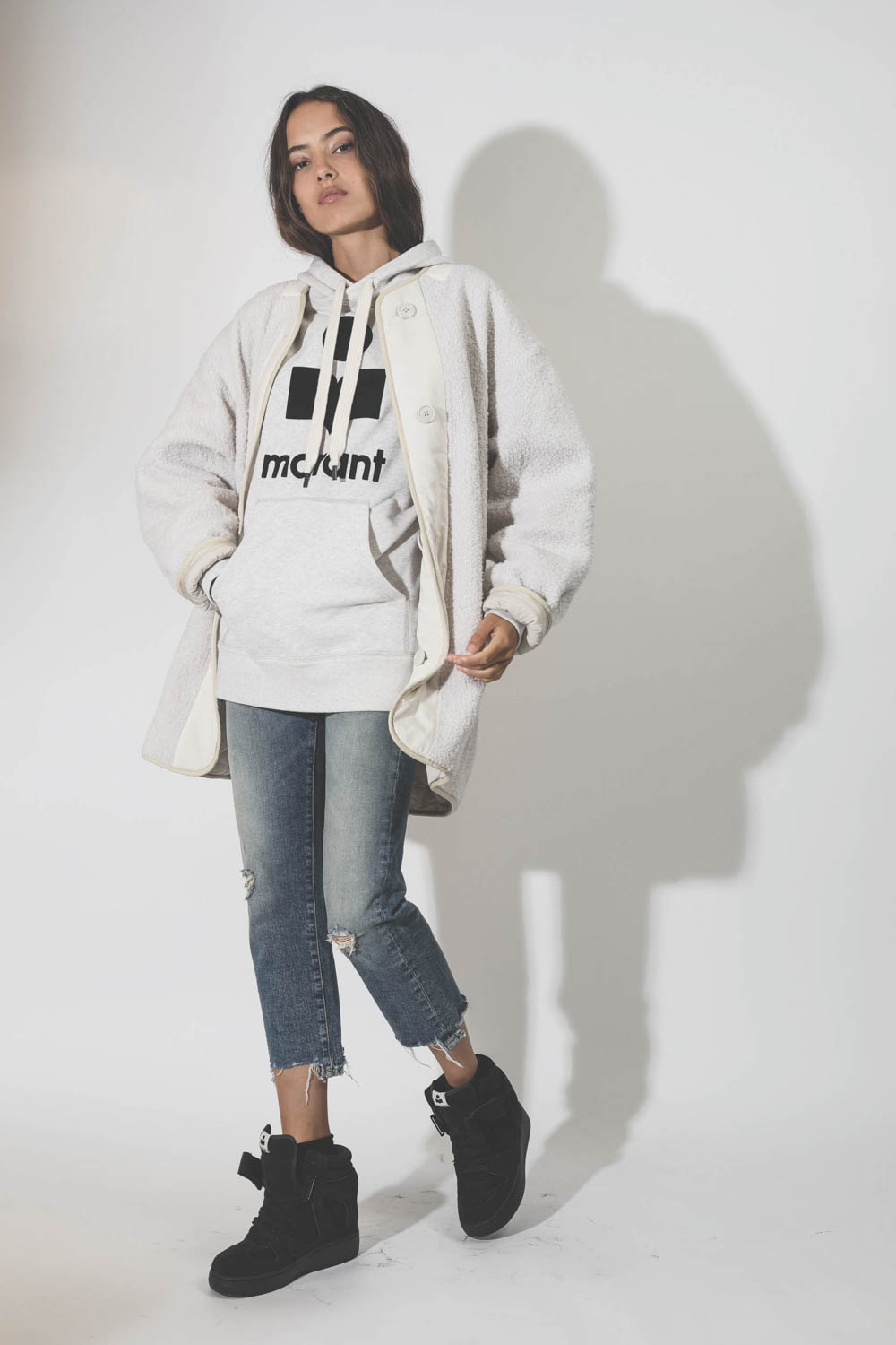 Sneakers compensées en cuir suédé noir délavé Ellyn Isabel Marant. Porté avec un sweat-shirt à capuche logo Marant.