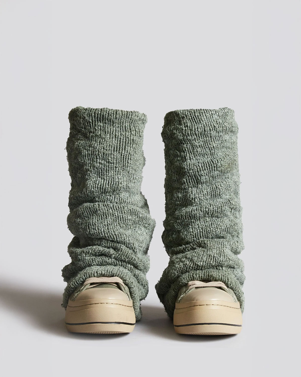 Baskets compensées en toile kaki avec guêtre en tricot kaki Kurt R13. Face.