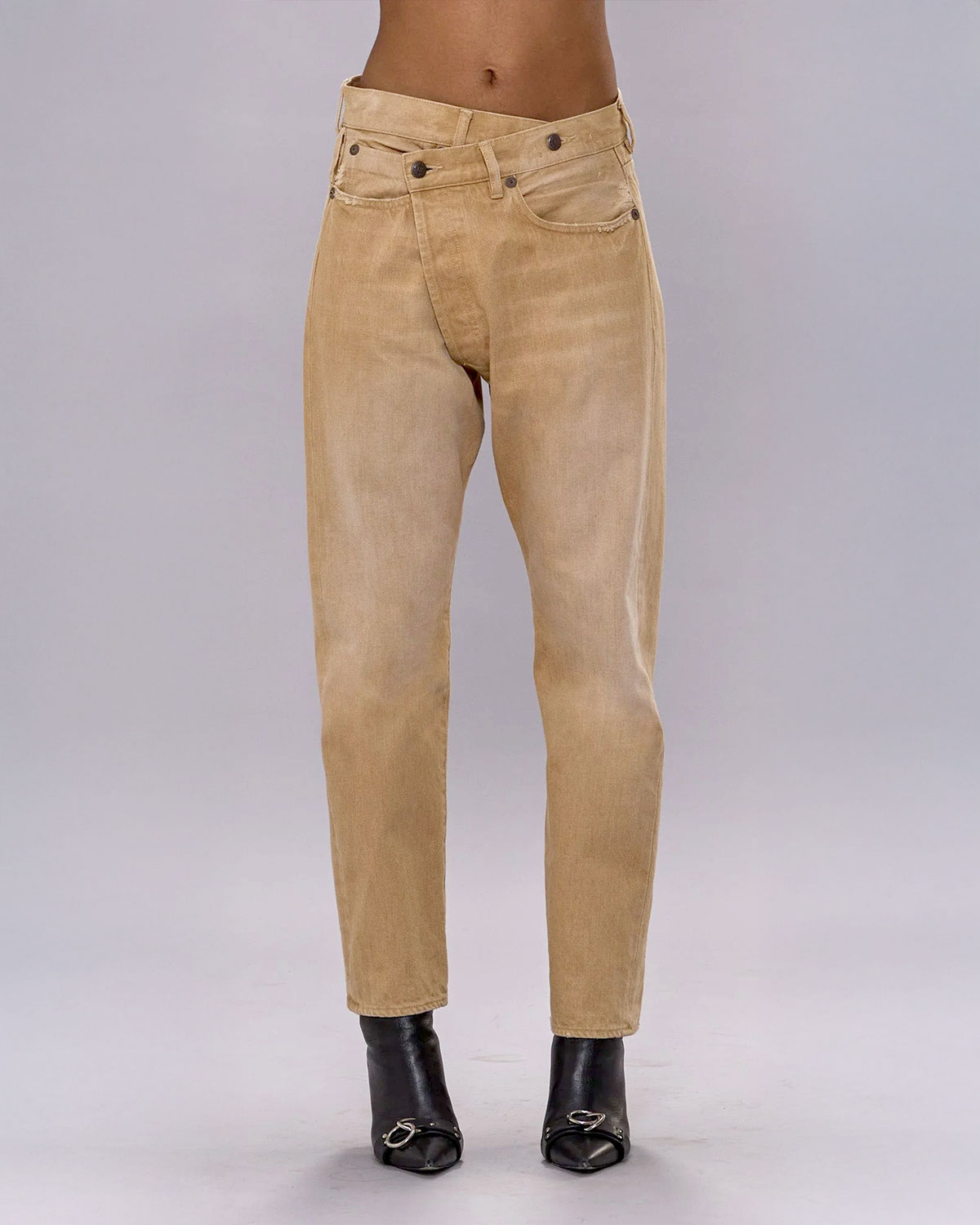 Jean croisé en toile beige Faded Wheat Crossover r13. Porté de face.