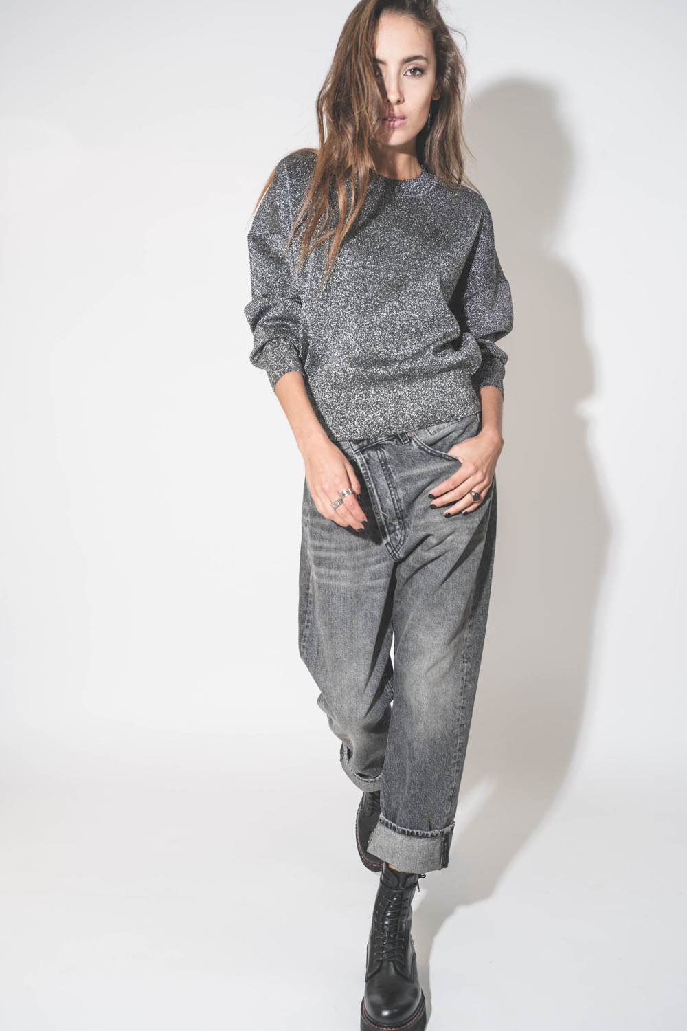 Jean crossover gris Leyton Black R13 denim. Porté avec un sweat-shirt en lurex argent.