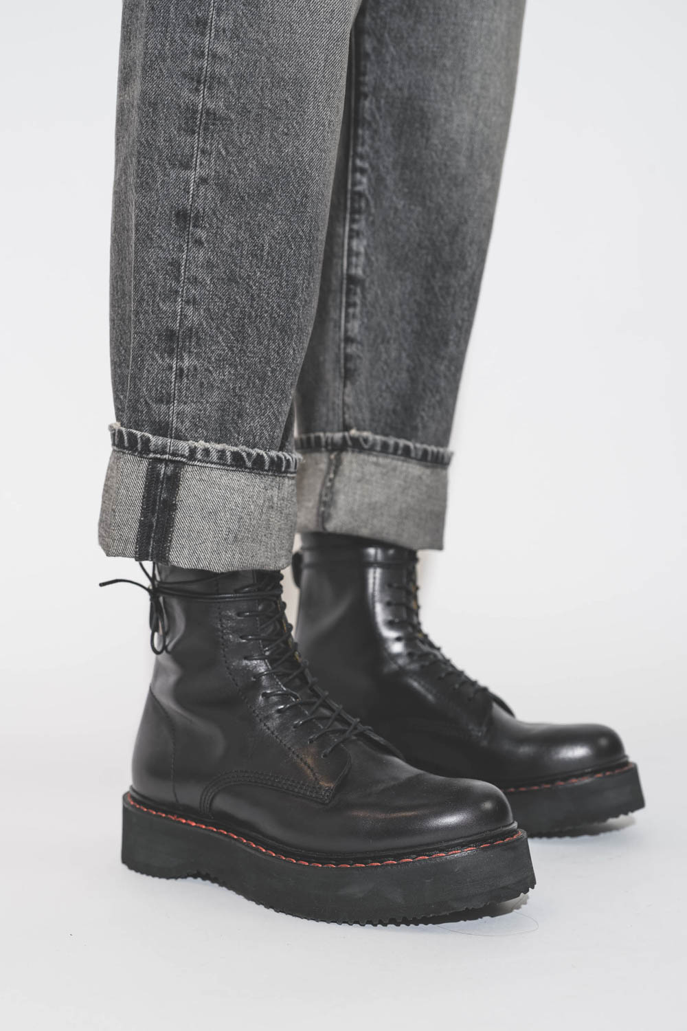 Jean crossover gris Leyton Black R13 denim. Détail du bas du jean porté avec un revers.