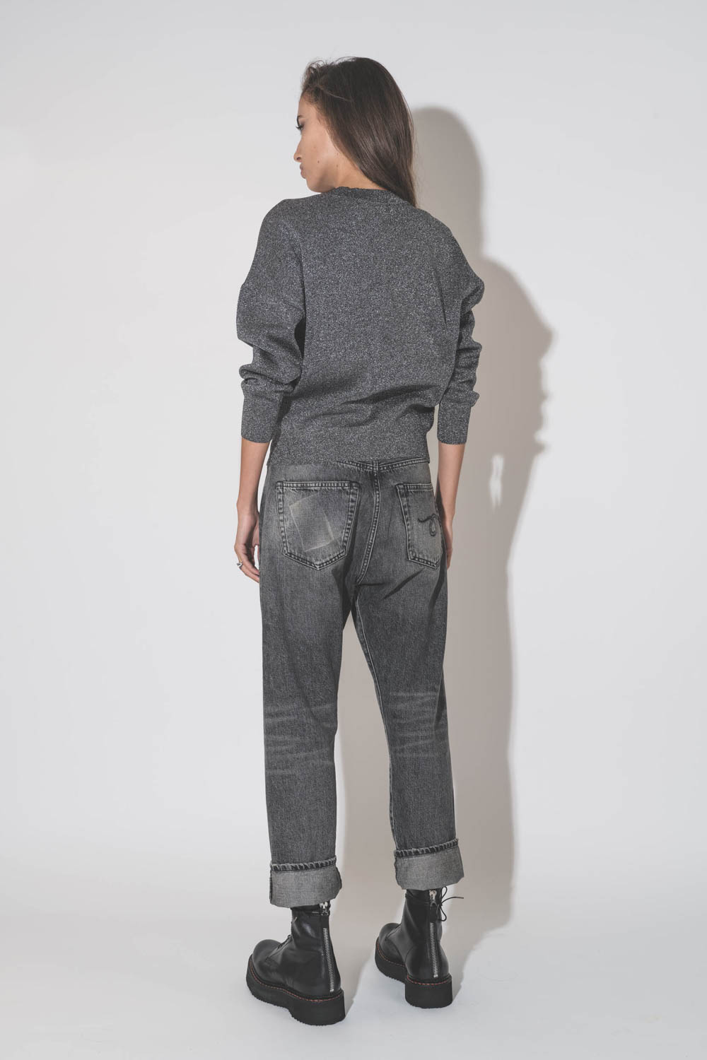 Jean crossover gris Leyton Black R13 denim. Porté de dos;