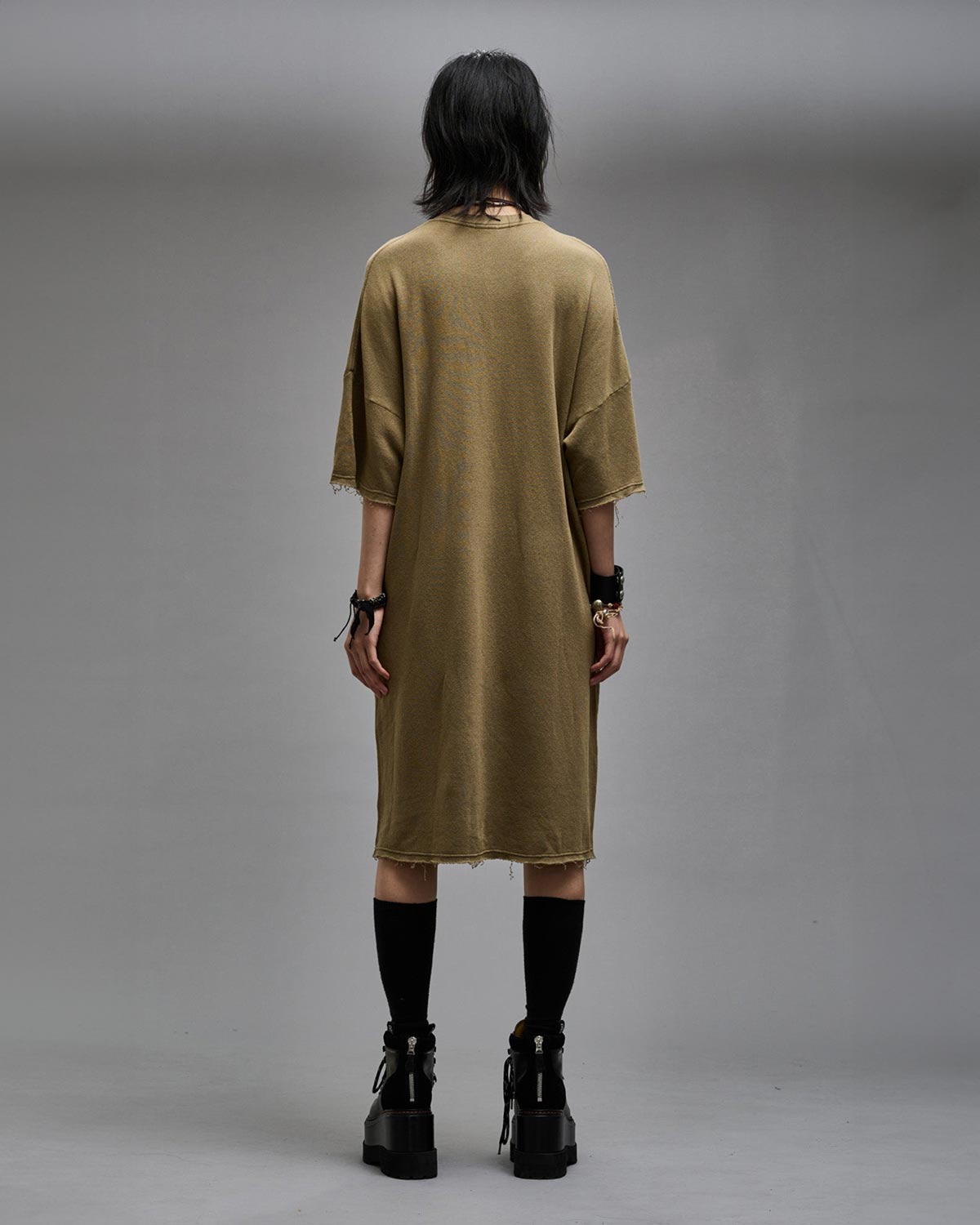 Robe manches courtes sous le genoux en sweat-shirt kaki Elongated Shirtdress R13. Porté de dos.