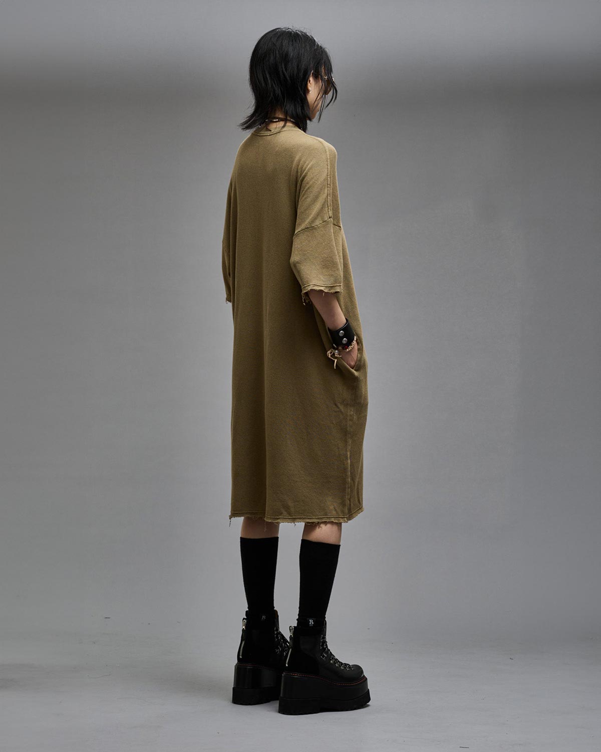 Robe manches courtes sous le genoux en sweat-shirt kaki Elongated Shirtdress R13. Porté de profil dos.