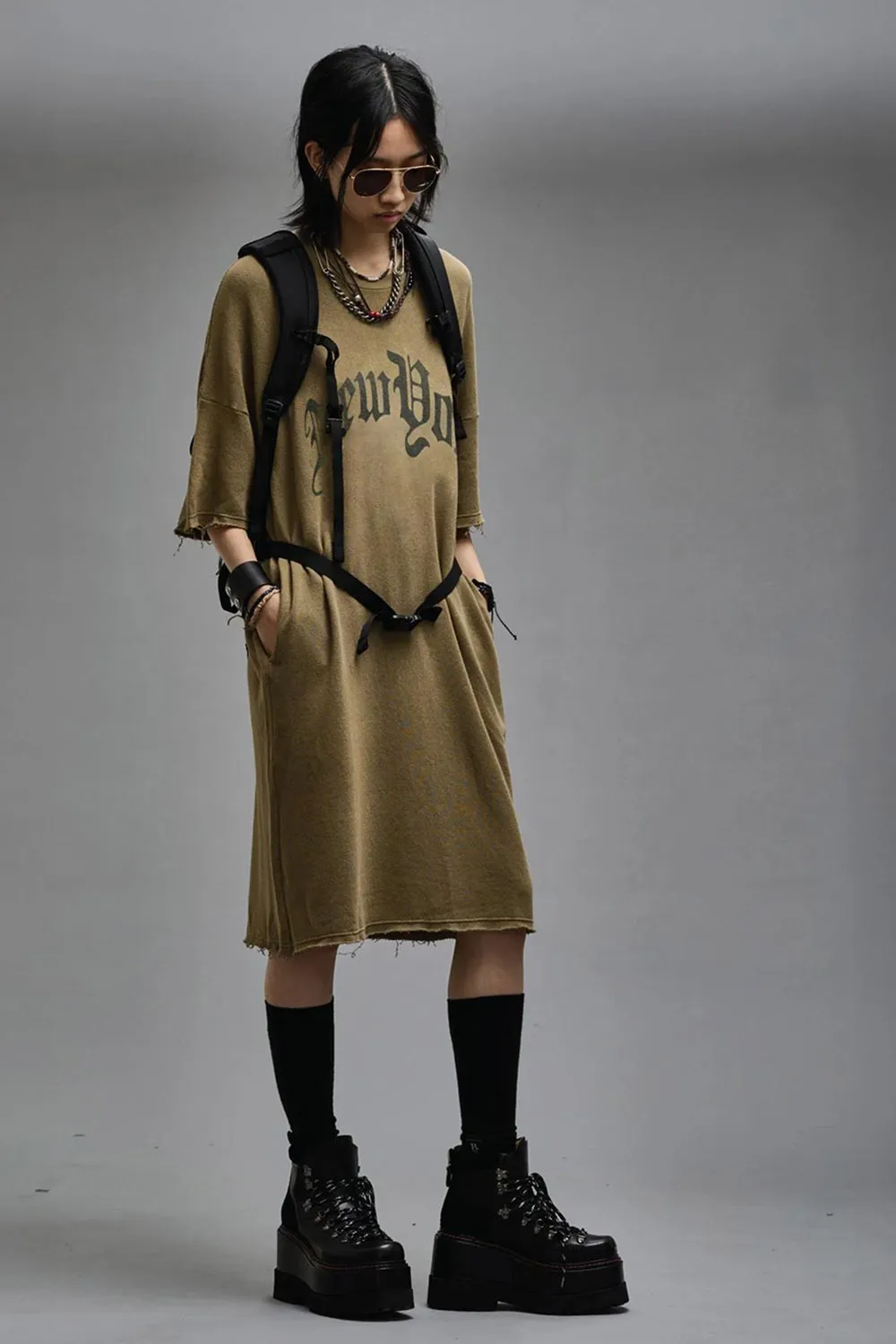 Robe manches courtes sous le genoux en sweat-shirt kaki Elongated Shirtdress R13. Porté avec des boots en cuir noir.